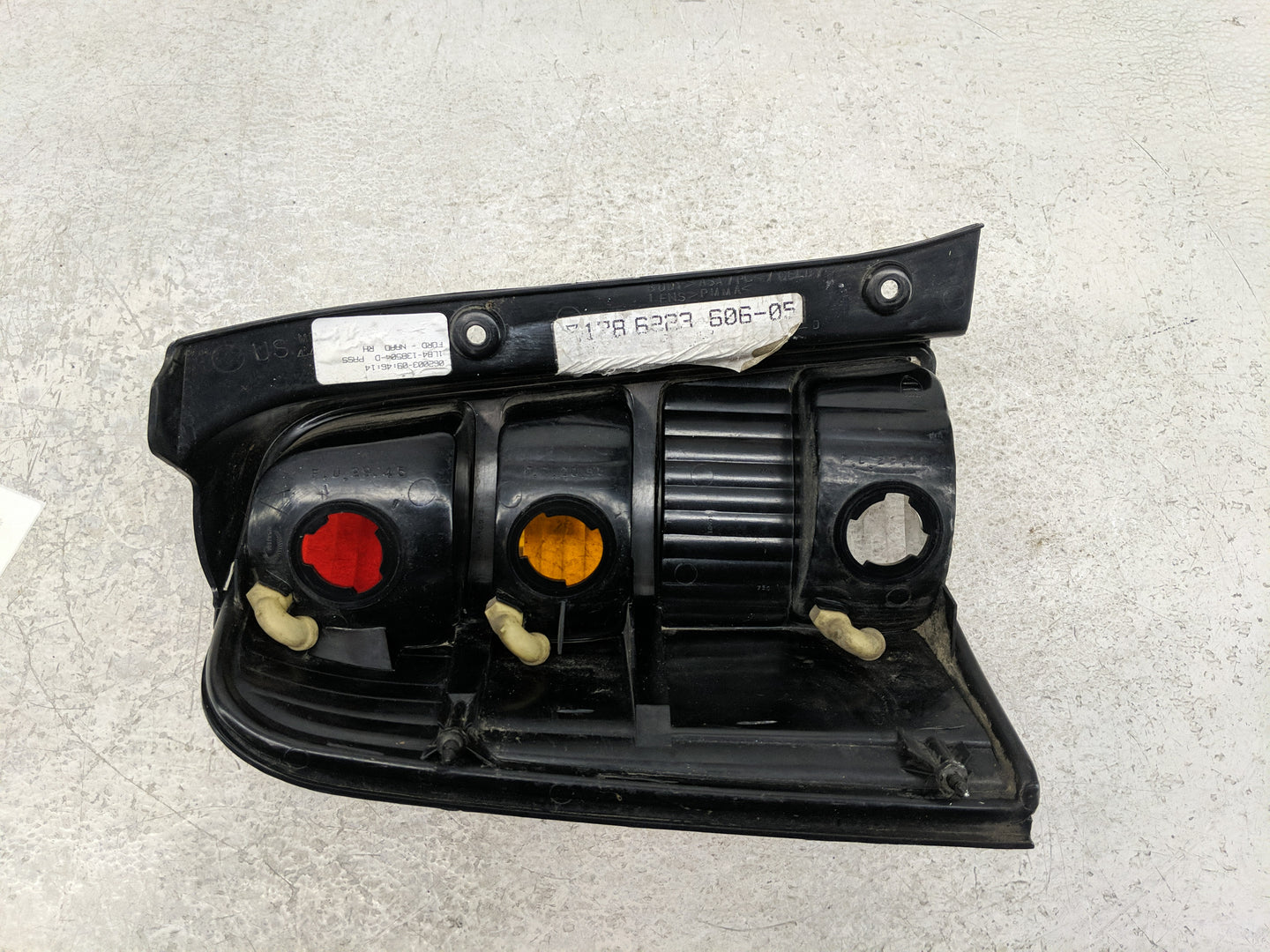 2001-2007 Ford Escape Tail Light Assembly Passenger Right OEM P/N:1L84-13B504-D Fits Fits 2001 2002 2003 2004 2005 2006 2007