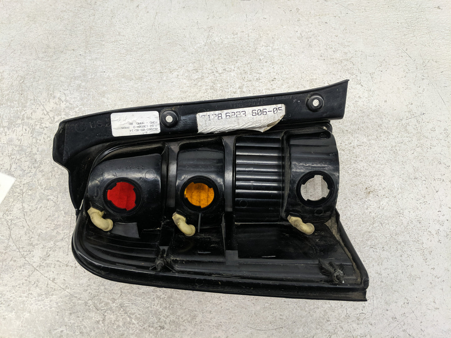 2001-2007 Ford Escape Tail Light Assembly Passenger Right OEM P/N:1L84-13B504-D Fits Fits 2001 2002 2003 2004 2005 2006 2007