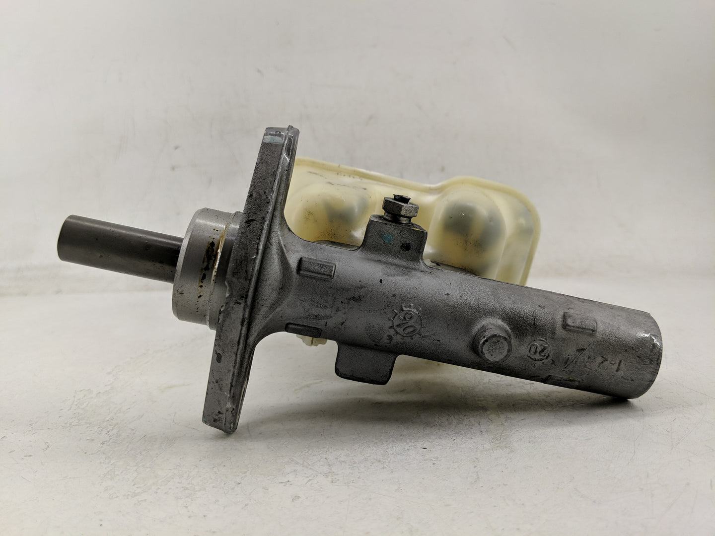 2005-2007 Ford Escape Brake Master Cylinder 1312769 - Oemusedautoparts1.com