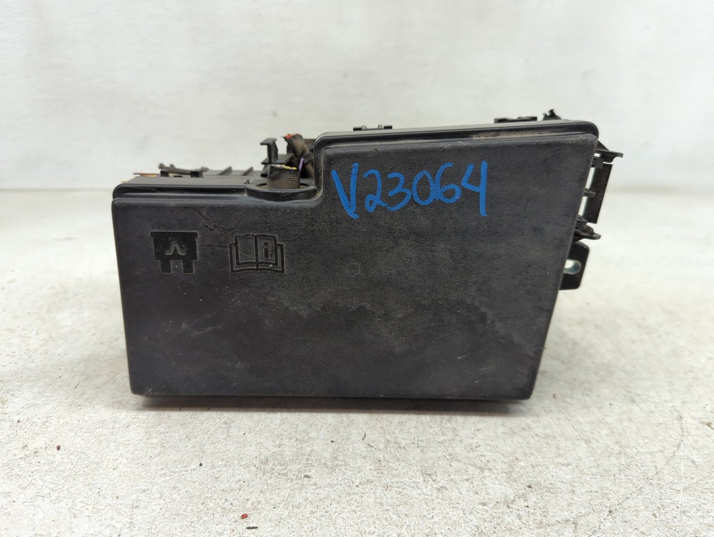 2005-2007 Ford Escape Fusebox Fuse Box Panel Relay Module P/N:HM5T-14290-ABD Fits Fits 2005 2006 2007 OEM Used Auto Parts - 