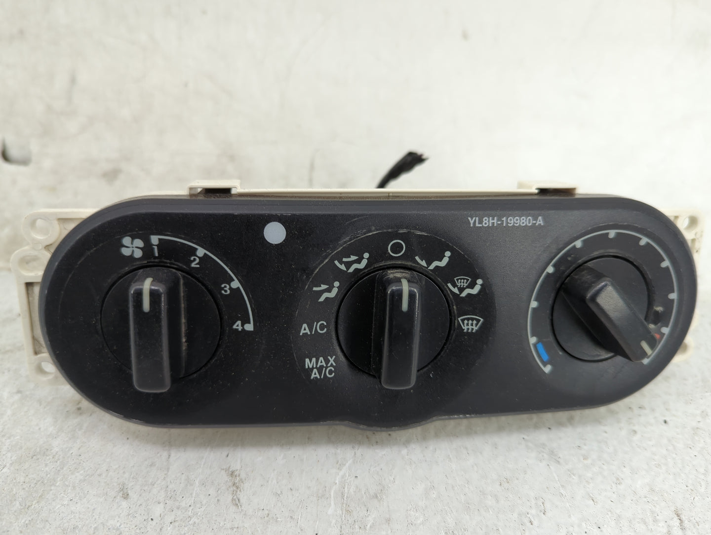 2002-2007 Ford Escape Climate Control Module Temperature AC/Heater Replacement P/N:YL8H-19980-A Fits OEM Used Auto Parts - O