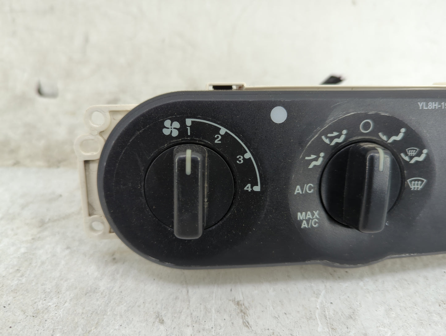 2002-2007 Ford Escape Climate Control Module Temperature AC/Heater Replacement P/N:YL8H-19980-A Fits OEM Used Auto Parts - O