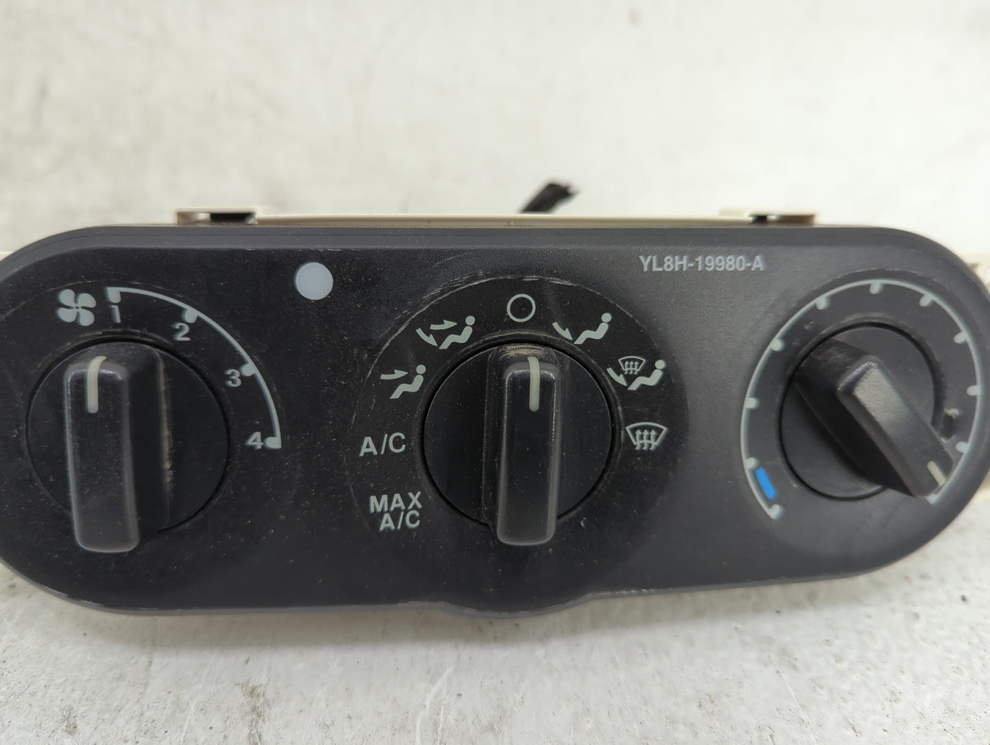 2002-2007 Ford Escape Climate Control Module Temperature AC/Heater Replacement P/N:YL8H-19980-A Fits OEM Used Auto Parts - O