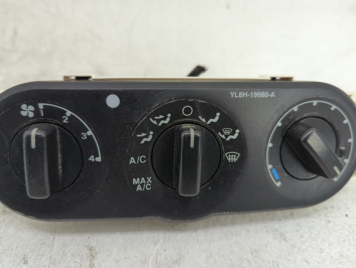 2002-2007 Ford Escape Climate Control Module Temperature AC/Heater Replacement P/N:YL8H-19980-A Fits OEM Used Auto Parts - O