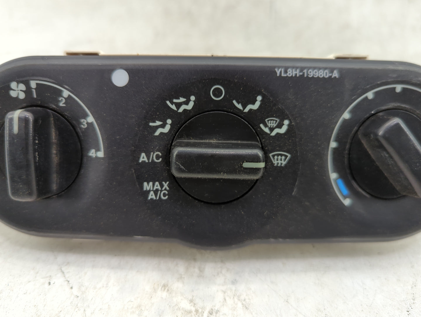 2002-2007 Ford Escape Climate Control Module Temperature AC/Heater Replacement P/N:YL8H-19980-A Fits OEM Used Auto Parts - O