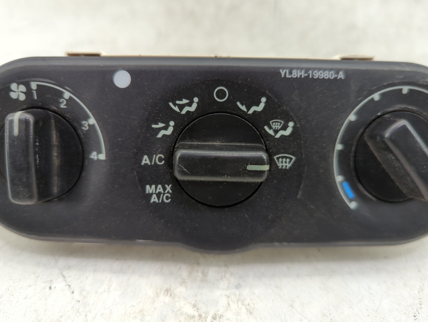 2002-2007 Ford Escape Climate Control Module Temperature AC/Heater Replacement P/N:YL8H-19980-A Fits OEM Used Auto Parts - O