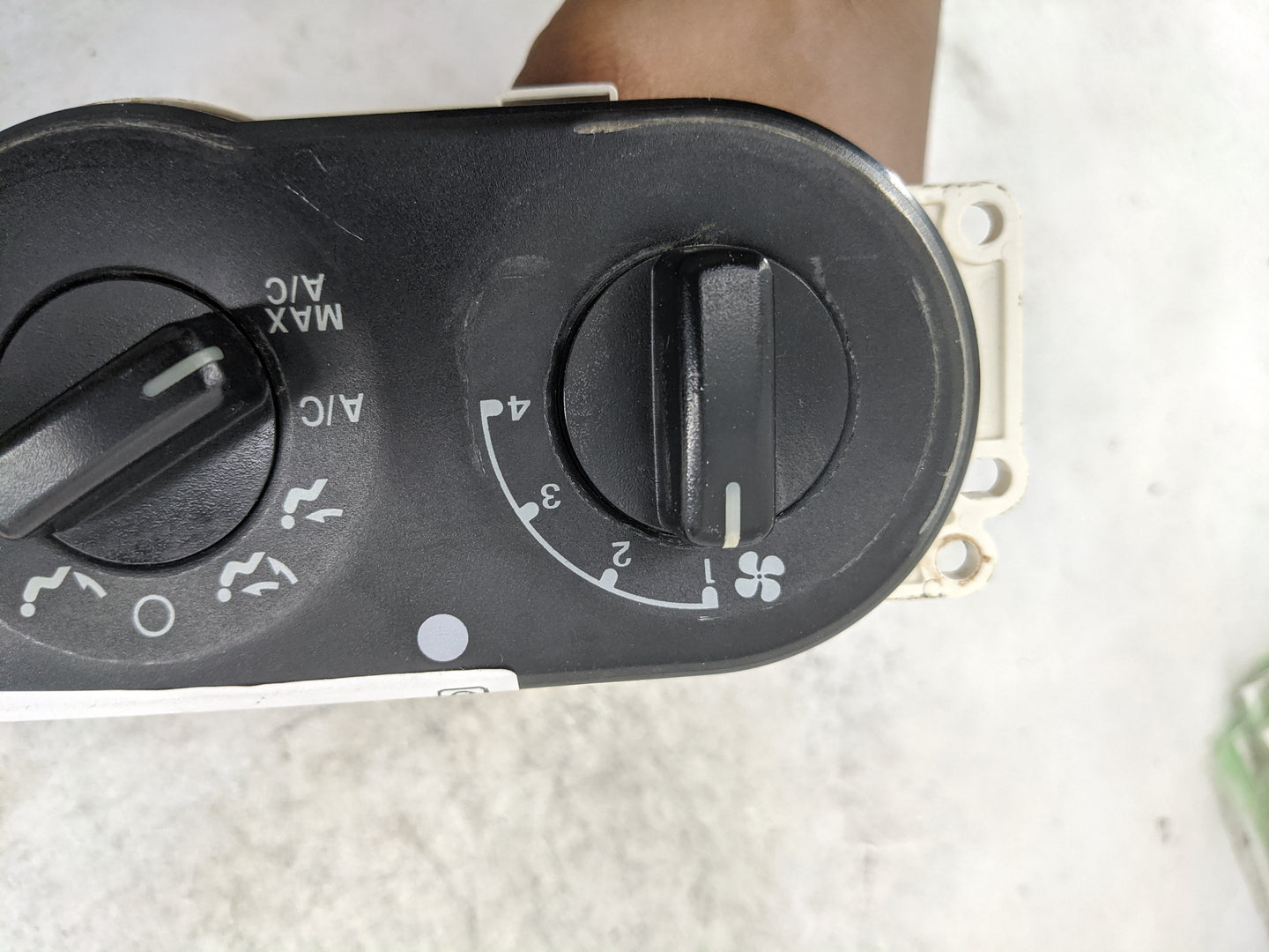 2002-2007 Ford Escape Climate Control Module Temperature AC/Heater Replacement P/N:YL8H-19980-A Fits OEM Used Auto Parts - O