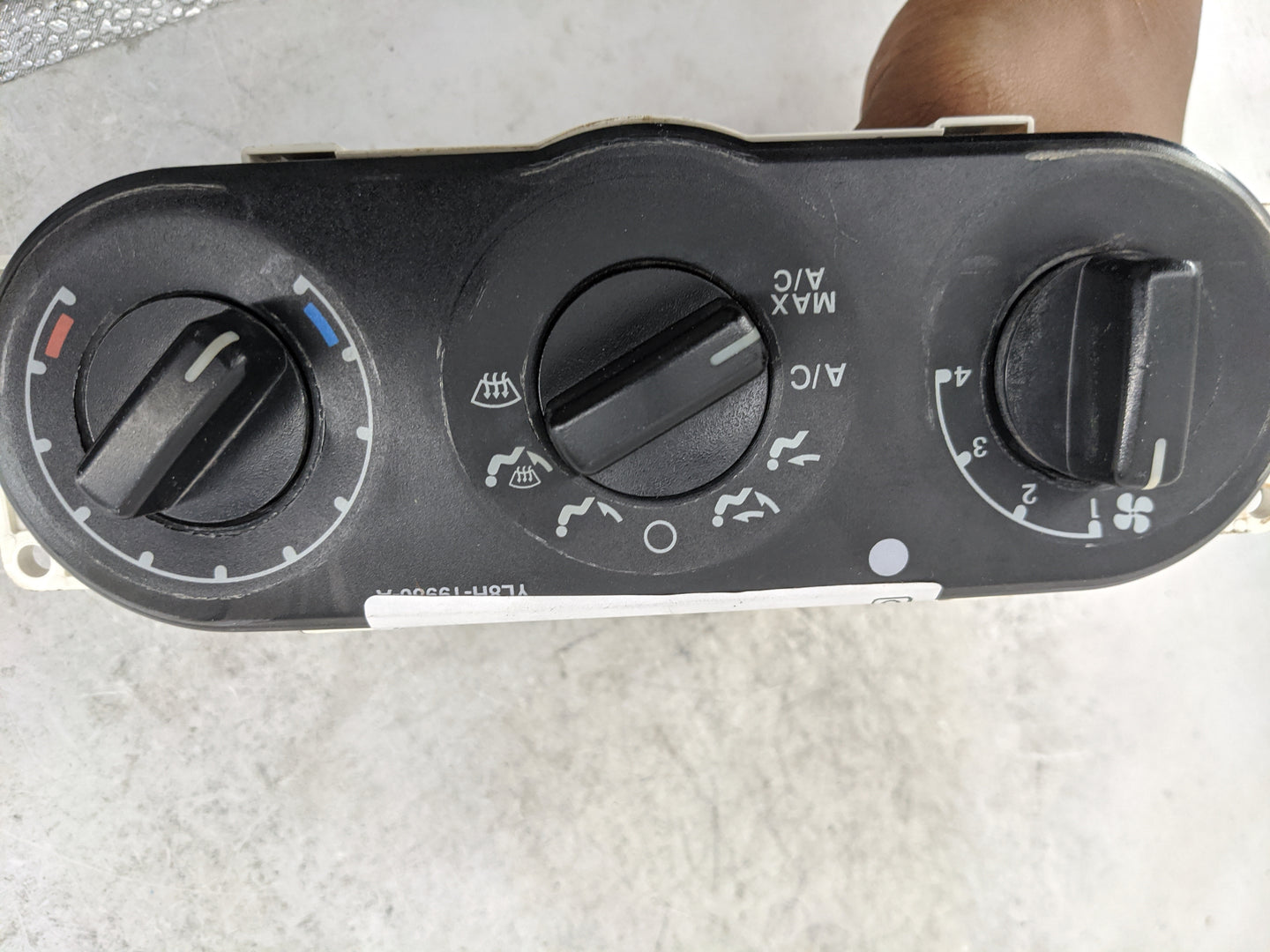 2002-2007 Ford Escape Climate Control Module Temperature AC/Heater Replacement P/N:YL8H-19980-A Fits OEM Used Auto Parts - O