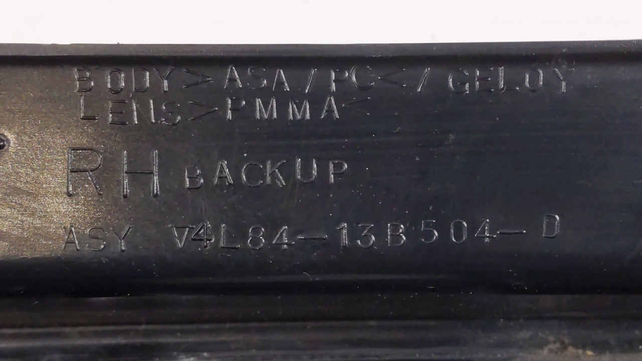 2001-2007 Ford Escape Tail Light Assembly Passenger Right OEM P/N:4L84-13B504-D Fits Fits 2001 2002 2003 2004 2005 2006 2007