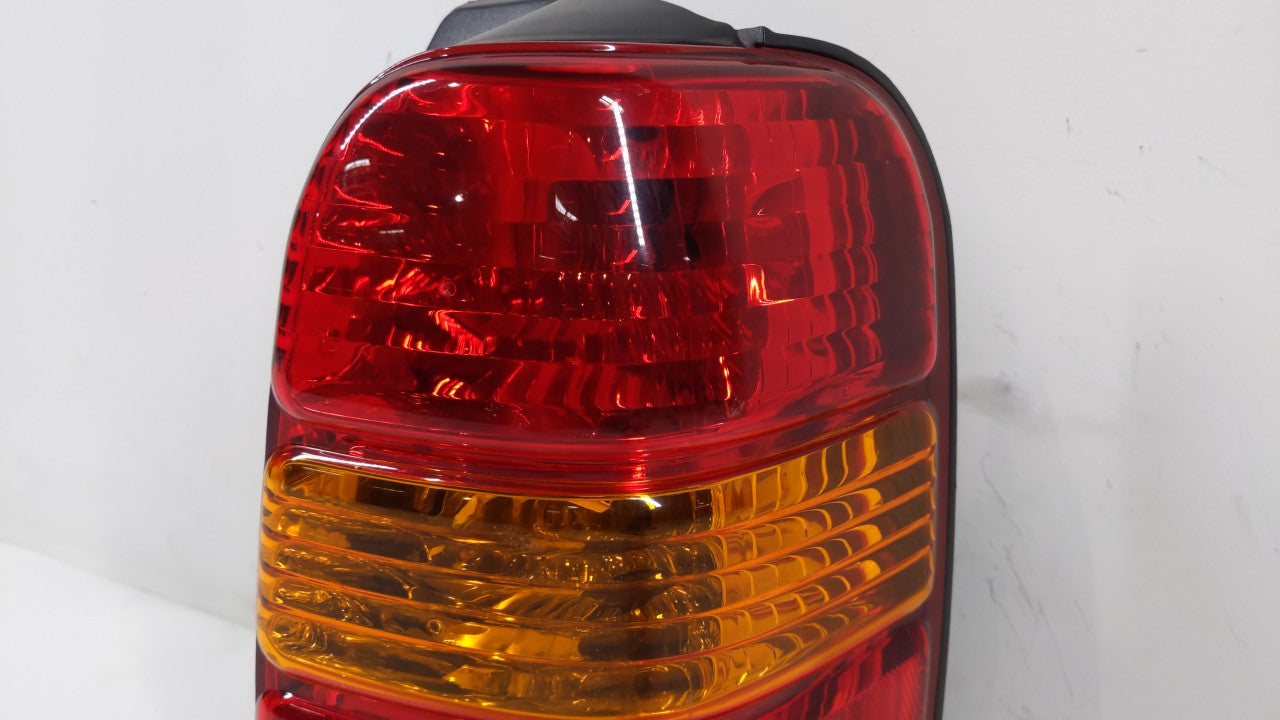 2001-2007 Ford Escape Tail Light Assembly Passenger Right OEM P/N:4L84-13B504-D Fits Fits 2001 2002 2003 2004 2005 2006 2007