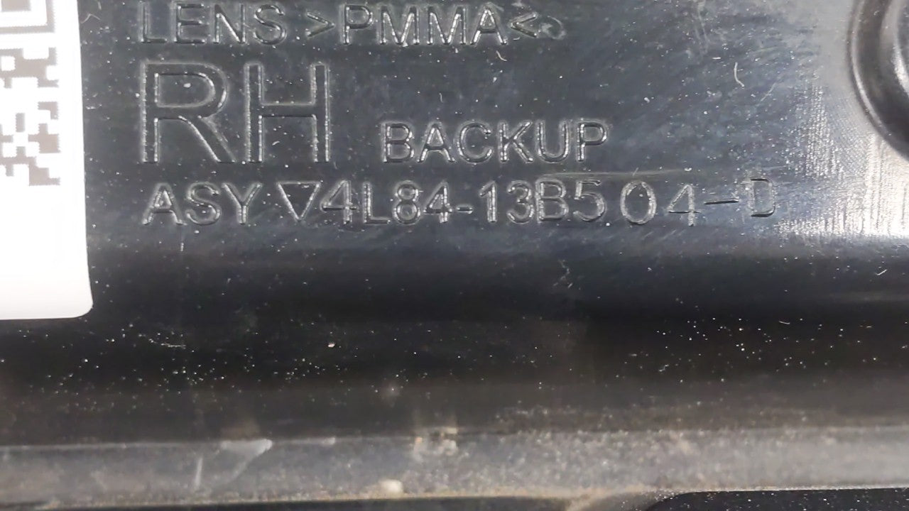 2001-2007 Ford Escape Tail Light Assembly Passenger Right OEM P/N:4L84-13B504-D Fits Fits 2001 2002 2003 2004 2005 2006 2007