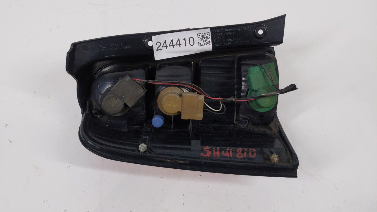 2001-2007 Ford Escape Tail Light Assembly Passenger Right OEM P/N:4L84-13B504-D Fits Fits 2001 2002 2003 2004 2005 2006 2007