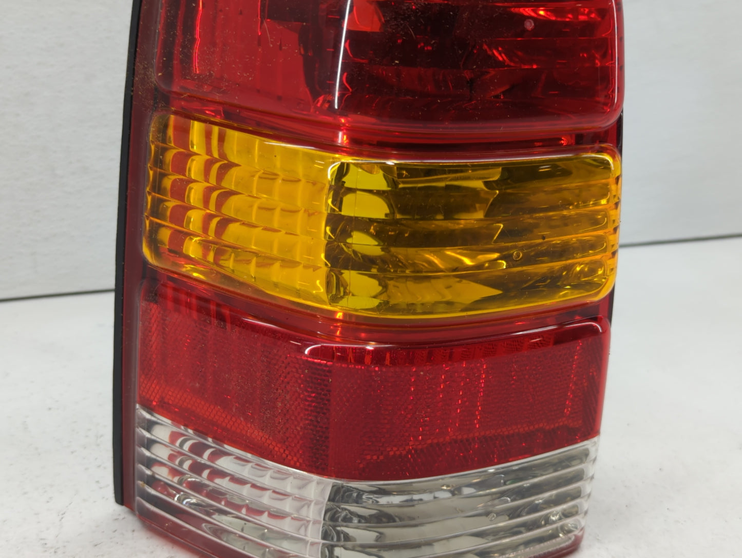 2001-2007 Ford Escape Tail Light Assembly Driver Left OEM P/N:4L84-13B505-D 1L84-13B505-D Fits OEM Used Auto Parts - Oemused