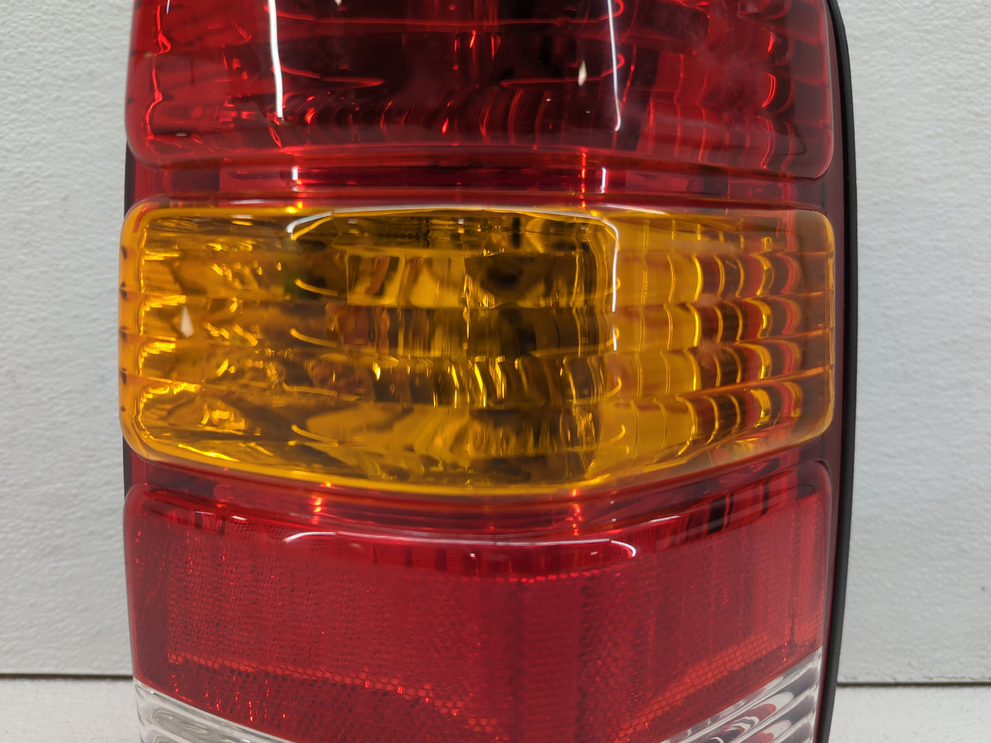 2001-2007 Ford Escape Tail Light Assembly Passenger Right OEM Fits Fits 2001 2002 2003 2004 2005 2006 2007 OEM Used Auto Par