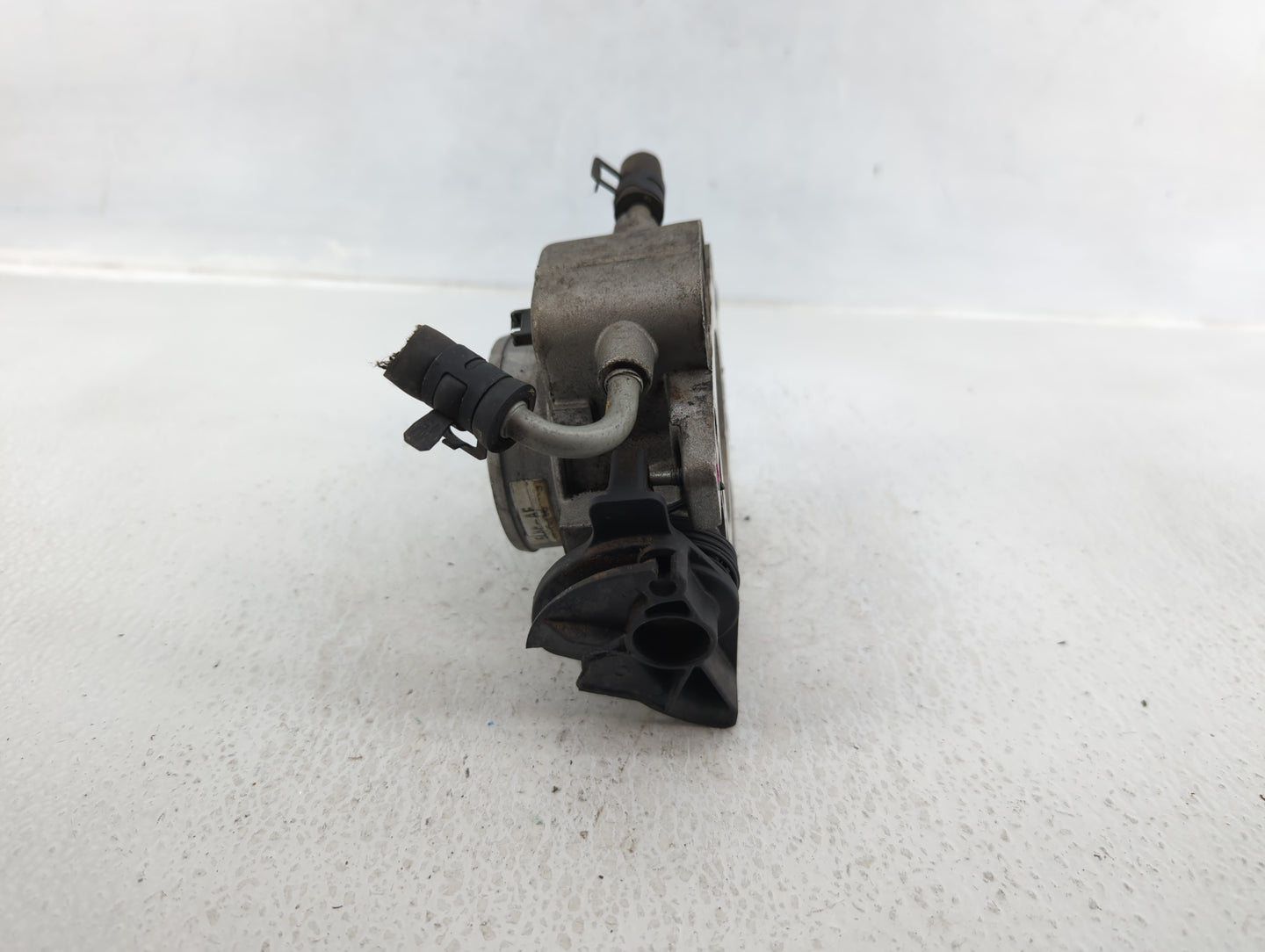 2005-2008 Ford Escape Throttle Body P/N:5L8F-AF Fits Fits 2005 2006 2007 2008 OEM Used Auto Parts - Oemusedautoparts1.com