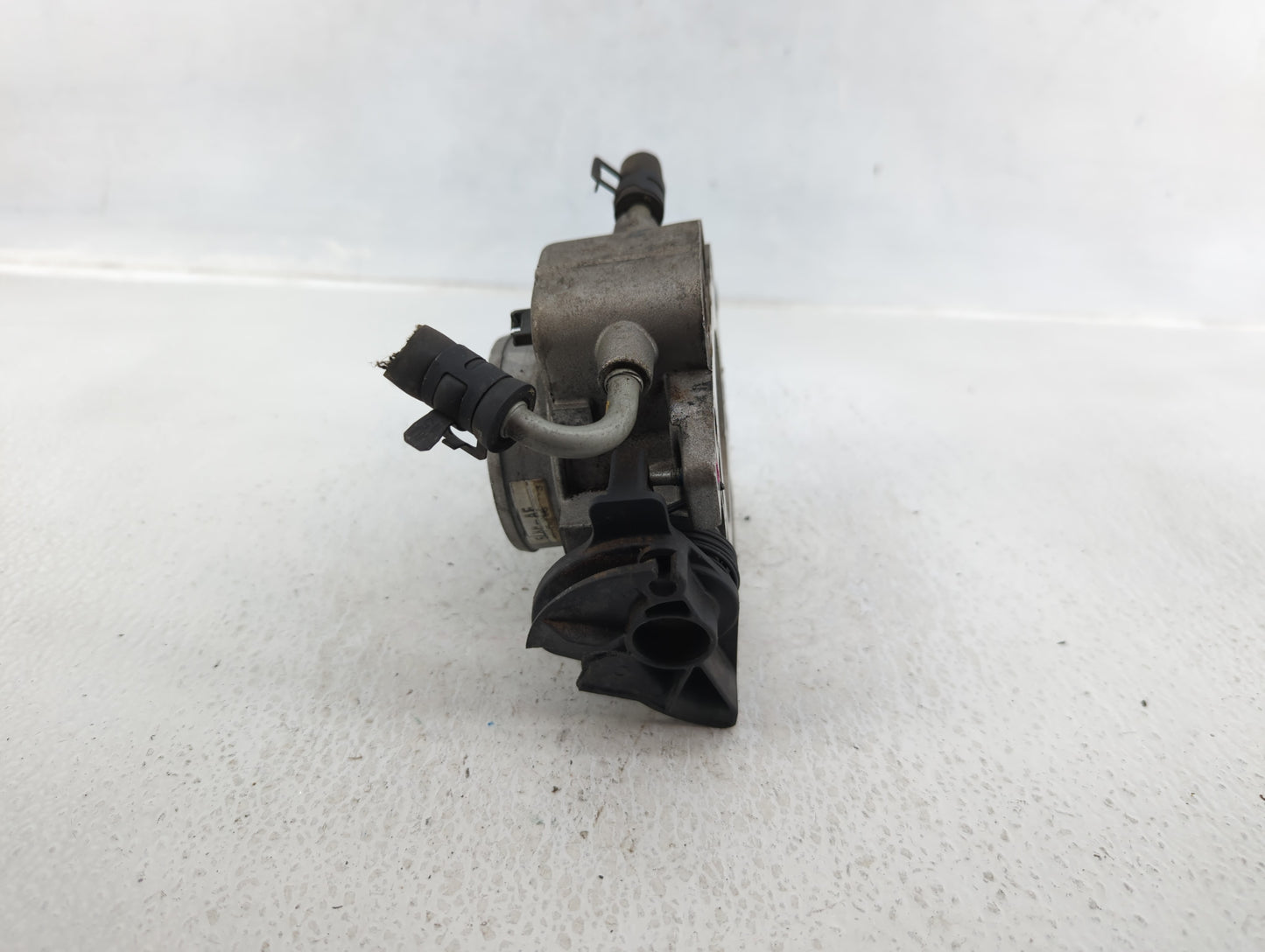 2005-2008 Ford Escape Throttle Body P/N:5L8F-AF Fits Fits 2005 2006 2007 2008 OEM Used Auto Parts - Oemusedautoparts1.com