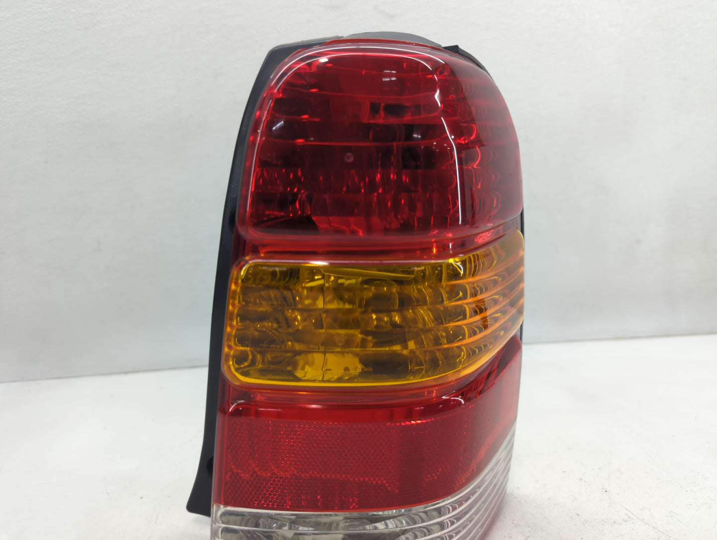 2001-2007 Ford Escape Tail Light Assembly Passenger Right OEM P/N:4L8A-13B504-D Fits Fits 2001 2002 2003 2004 2005 2006 2007