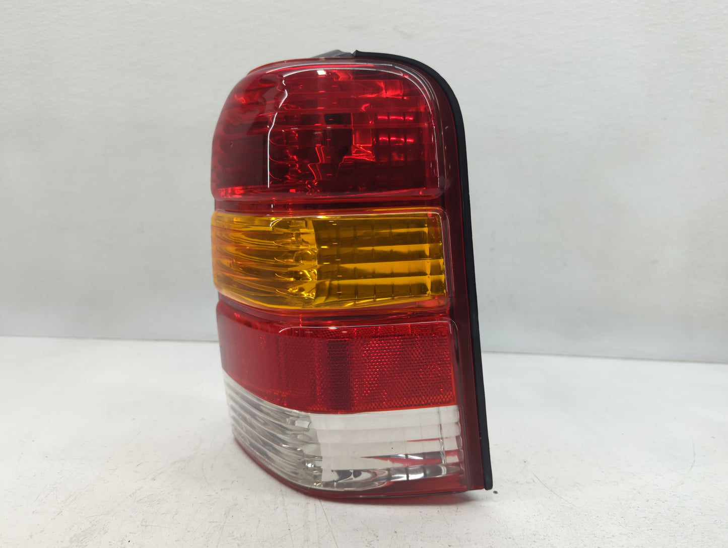 2001-2007 Ford Escape Tail Light Assembly Passenger Right OEM P/N:4L8A-13B504-D Fits Fits 2001 2002 2003 2004 2005 2006 2007