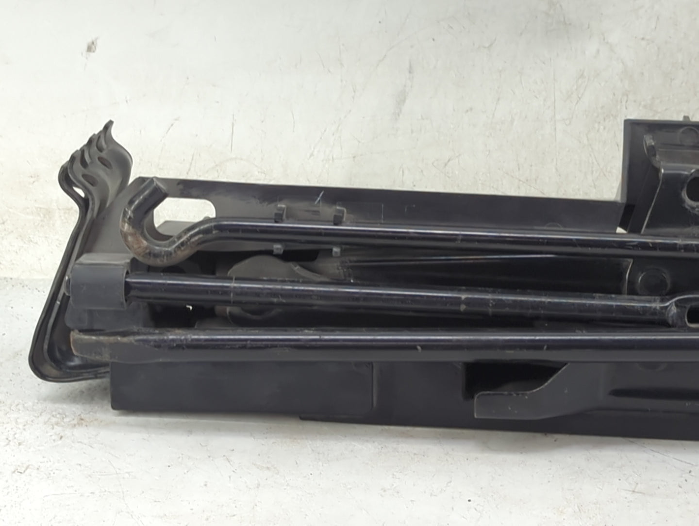 2007 Ford Expedition Spare Scissor Car Jack Black - Oemusedautoparts1.com