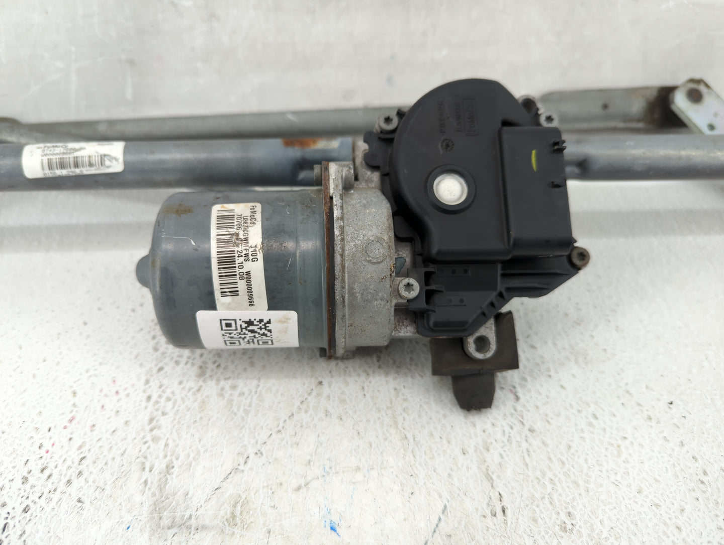 2007 Ford Expedition Front Windshield Wiper Motor P/N:W000009666 Fits Fits 2002 2003 2004 2005 2006 OEM Used Auto Parts - Oe