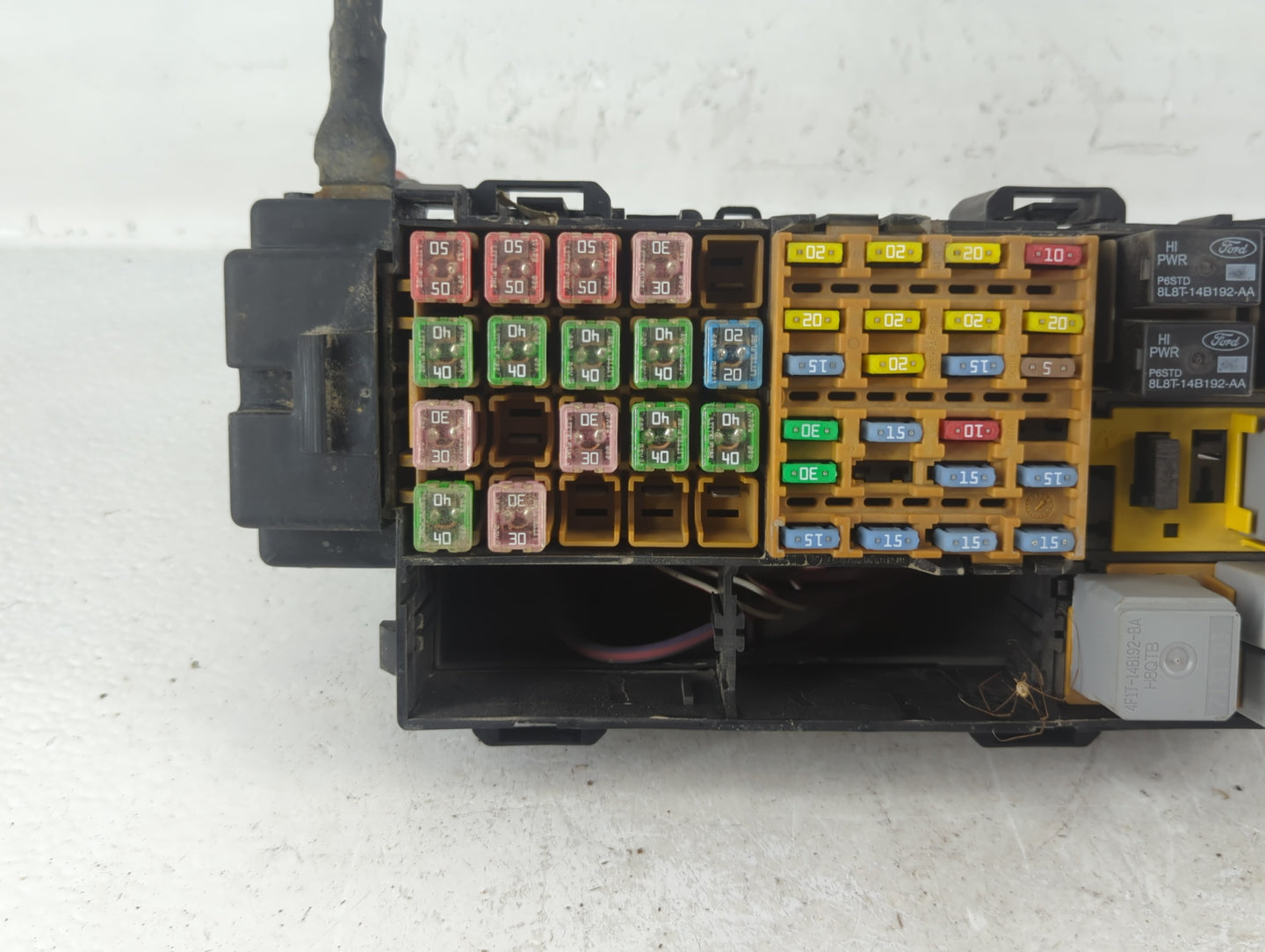 2007-2008 Ford Explorer Fusebox Fuse Box Panel Relay Module P/N:1572951 Fits Fits 2007 2008 OEM Used Auto Parts - Oemusedaut