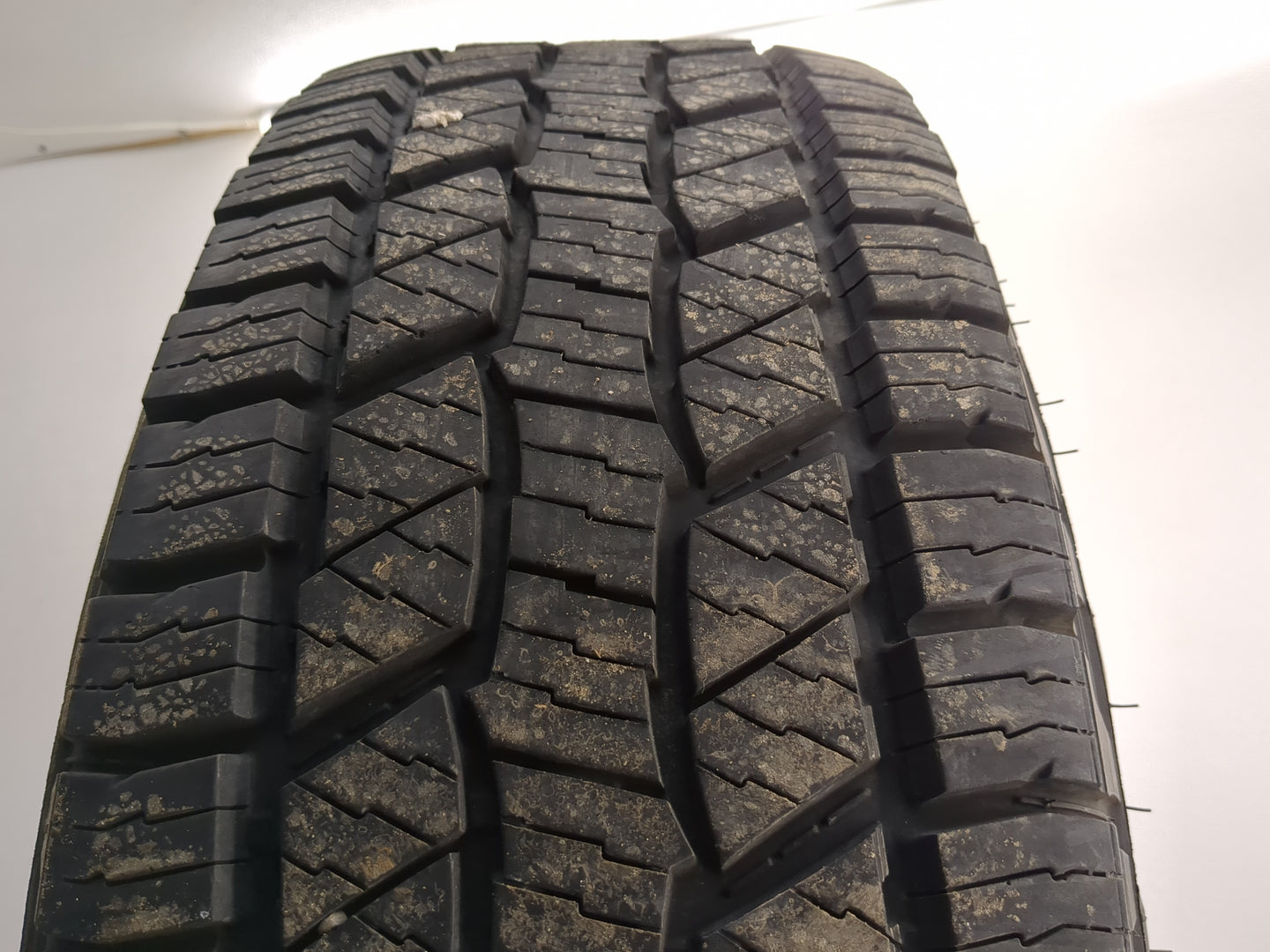 Used Tire 255/70R17 LAUFENN X FIT AT 112T - Tread Depth 10/32 - Oemusedautoparts1.com