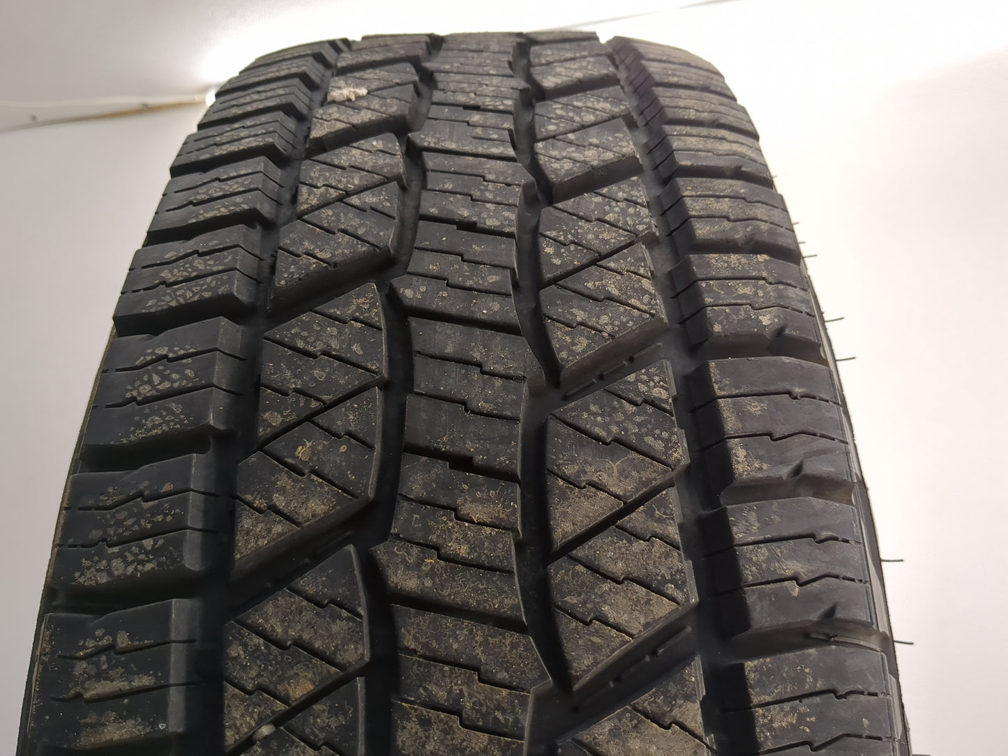 Used Tire 255/70R17 LAUFENN X FIT AT 112T - Tread Depth 10/32 - Oemusedautoparts1.com