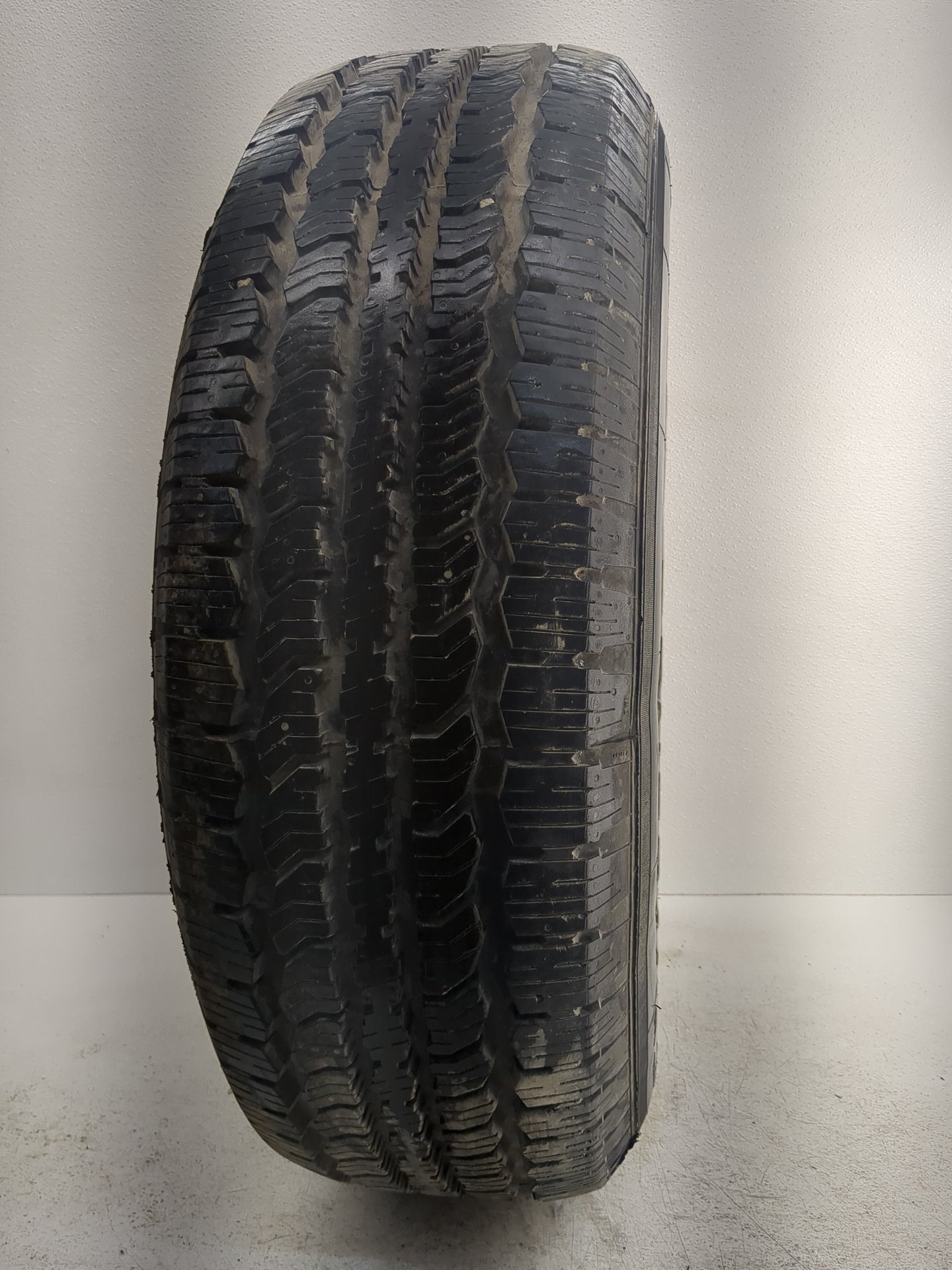 Used Tire 255/70R17 GENERAL AMERITRAC TR 110S - Tread Depth 14/32 - Oemusedautoparts1.com
