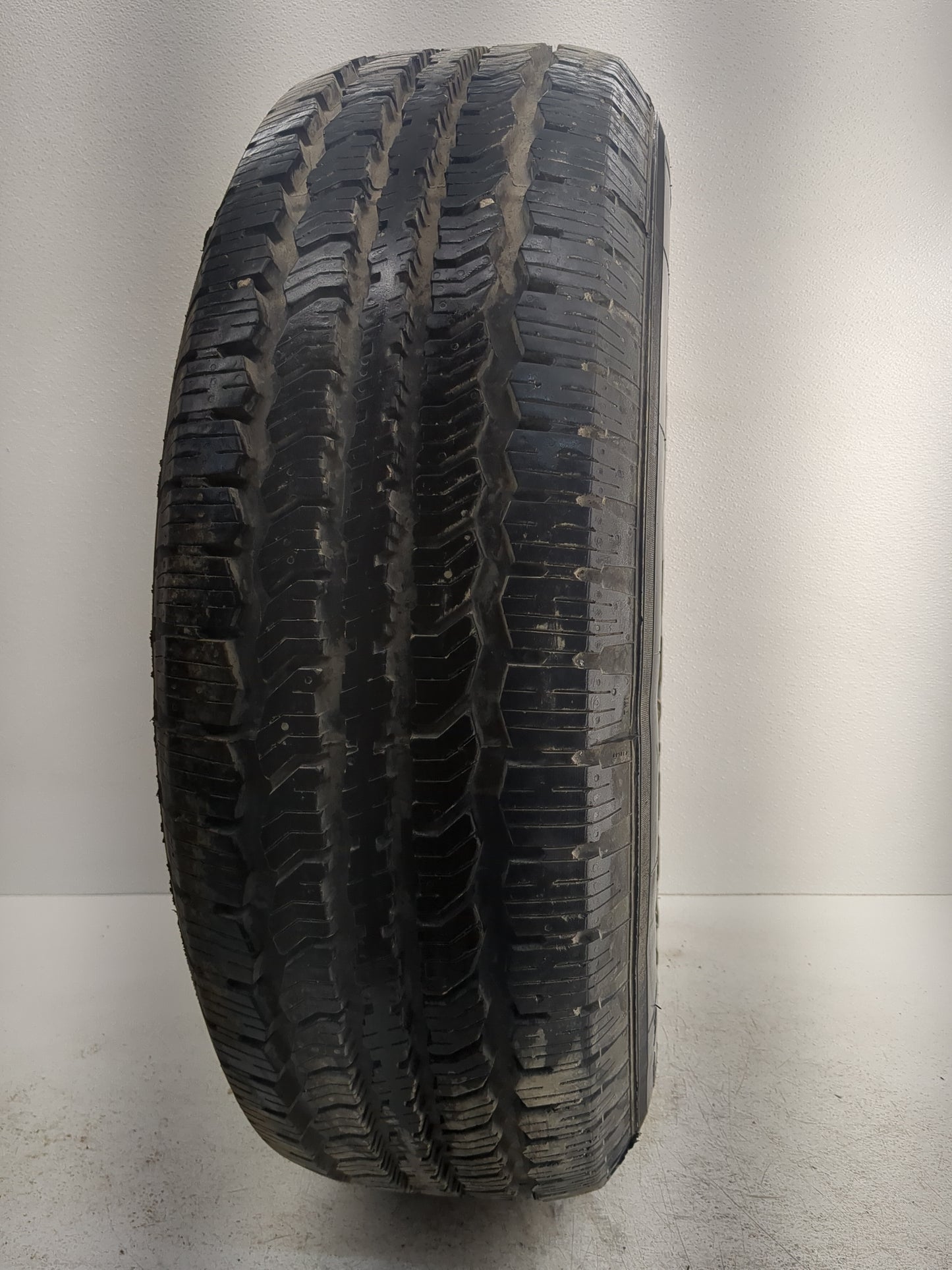 Used Tire 255/70R17 GENERAL AMERITRAC TR 110S - Tread Depth 14/32 - Oemusedautoparts1.com