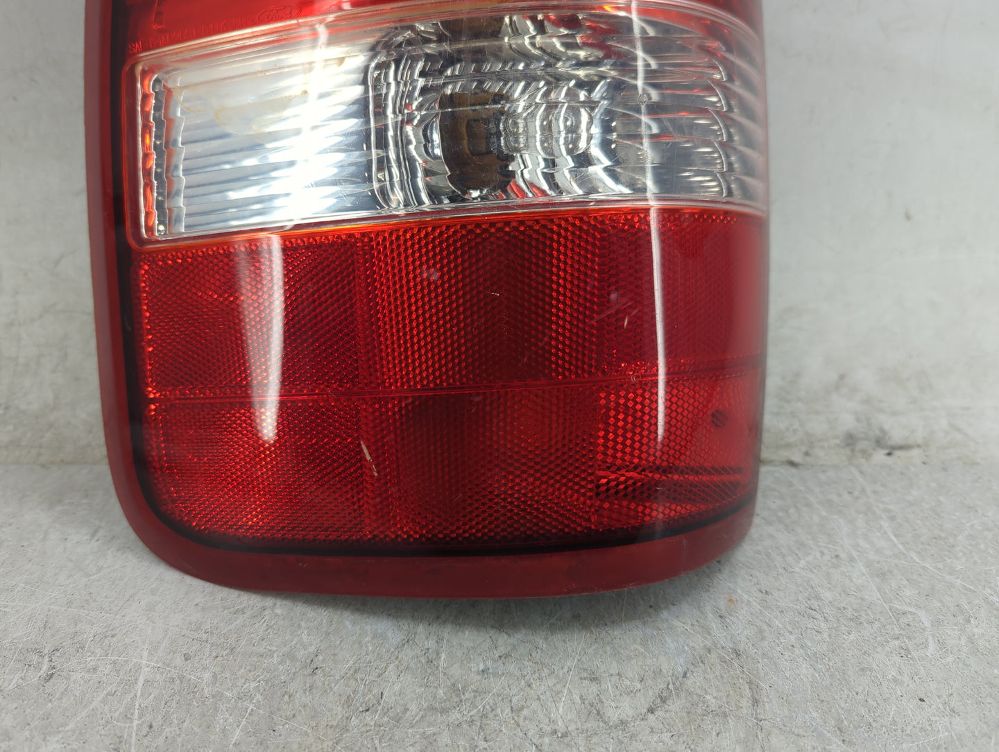 2004-2008 Ford F-150 Tail Light Assembly Driver Left OEM P/N:5L34-13B505-C 6L34-13B505-A Fits Fits 2004 2005 2006 2007 2008 