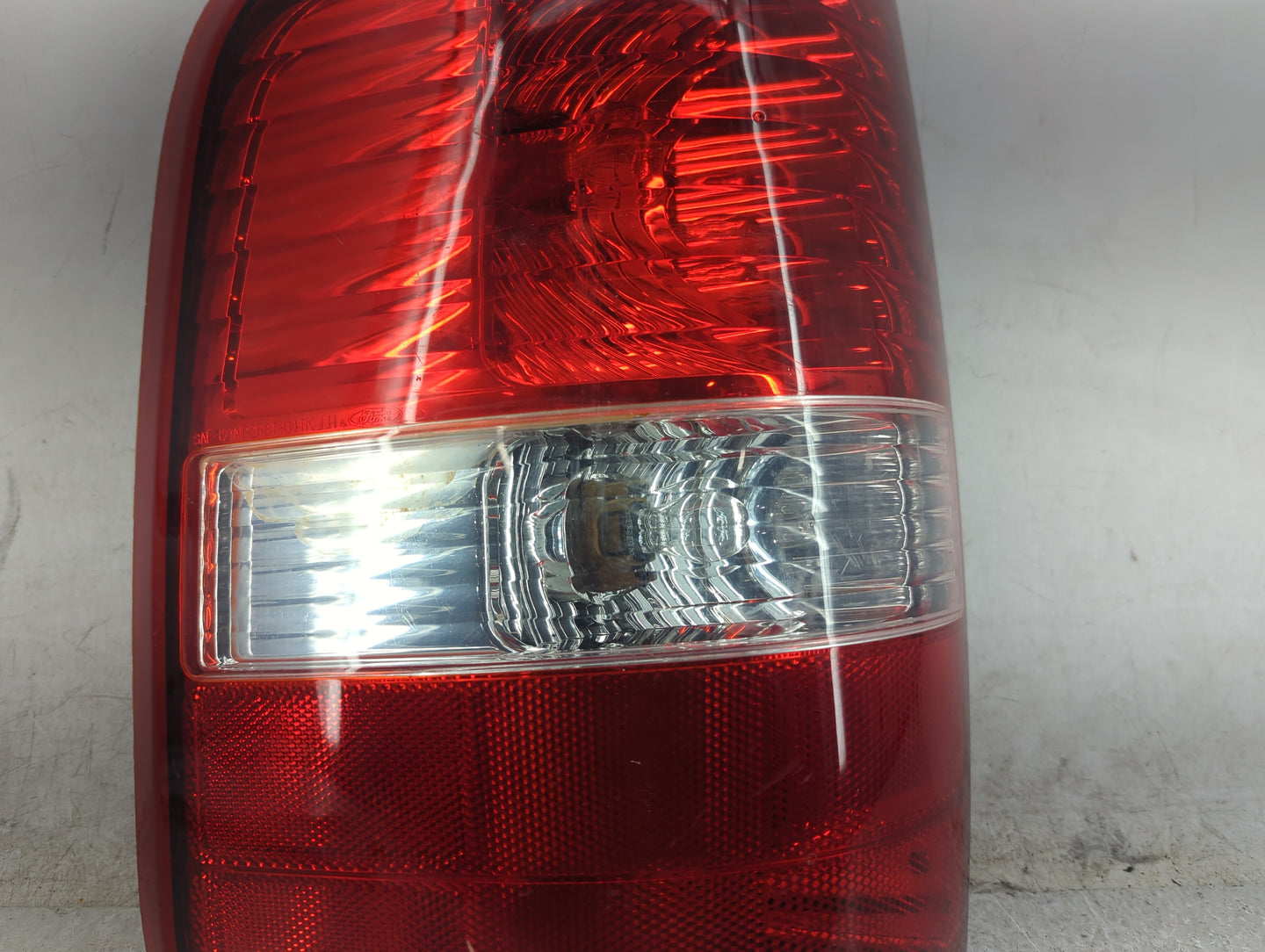 2004-2008 Ford F-150 Tail Light Assembly Driver Left OEM P/N:5L34-13B505-C 6L34-13B505-A Fits Fits 2004 2005 2006 2007 2008 