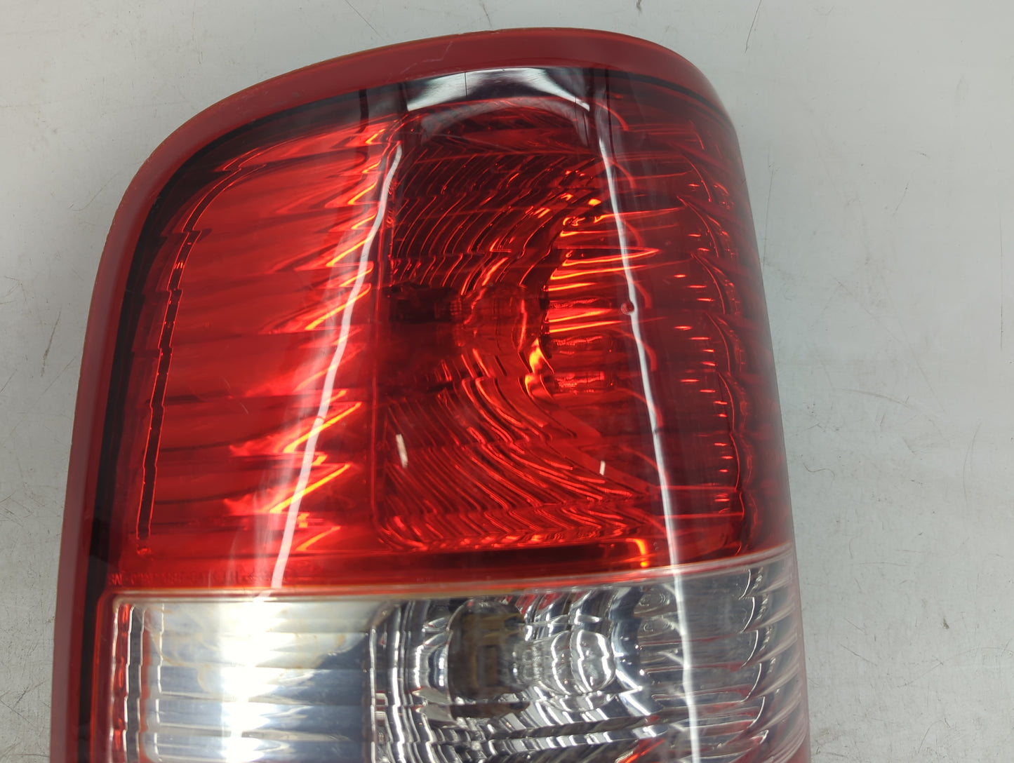 2004-2008 Ford F-150 Tail Light Assembly Driver Left OEM P/N:5L34-13B505-C 6L34-13B505-A Fits Fits 2004 2005 2006 2007 2008 