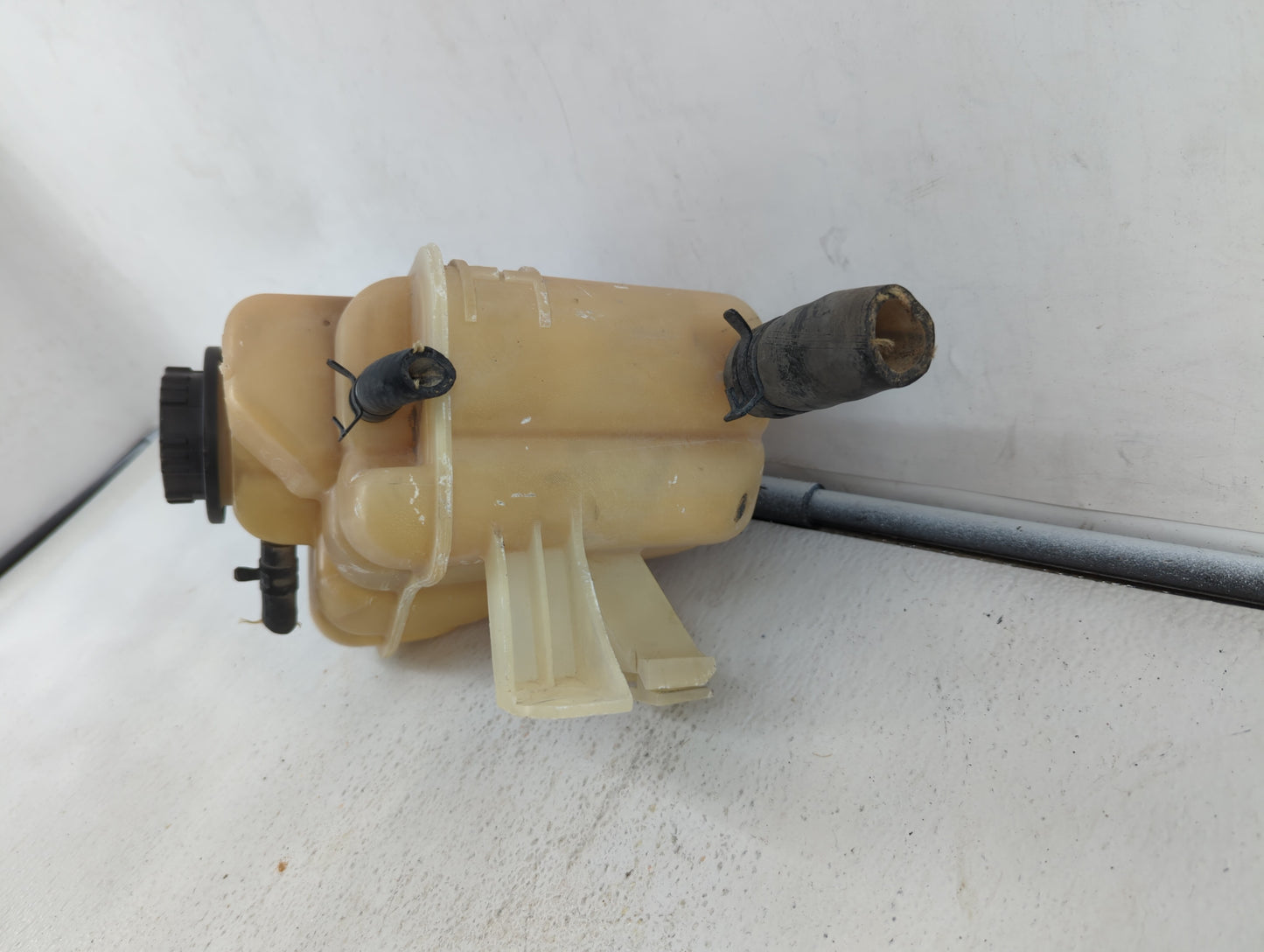 Ford F-250 Radiator Coolant Overflow Expansion Tank Bottle - Oemusedautoparts1.com