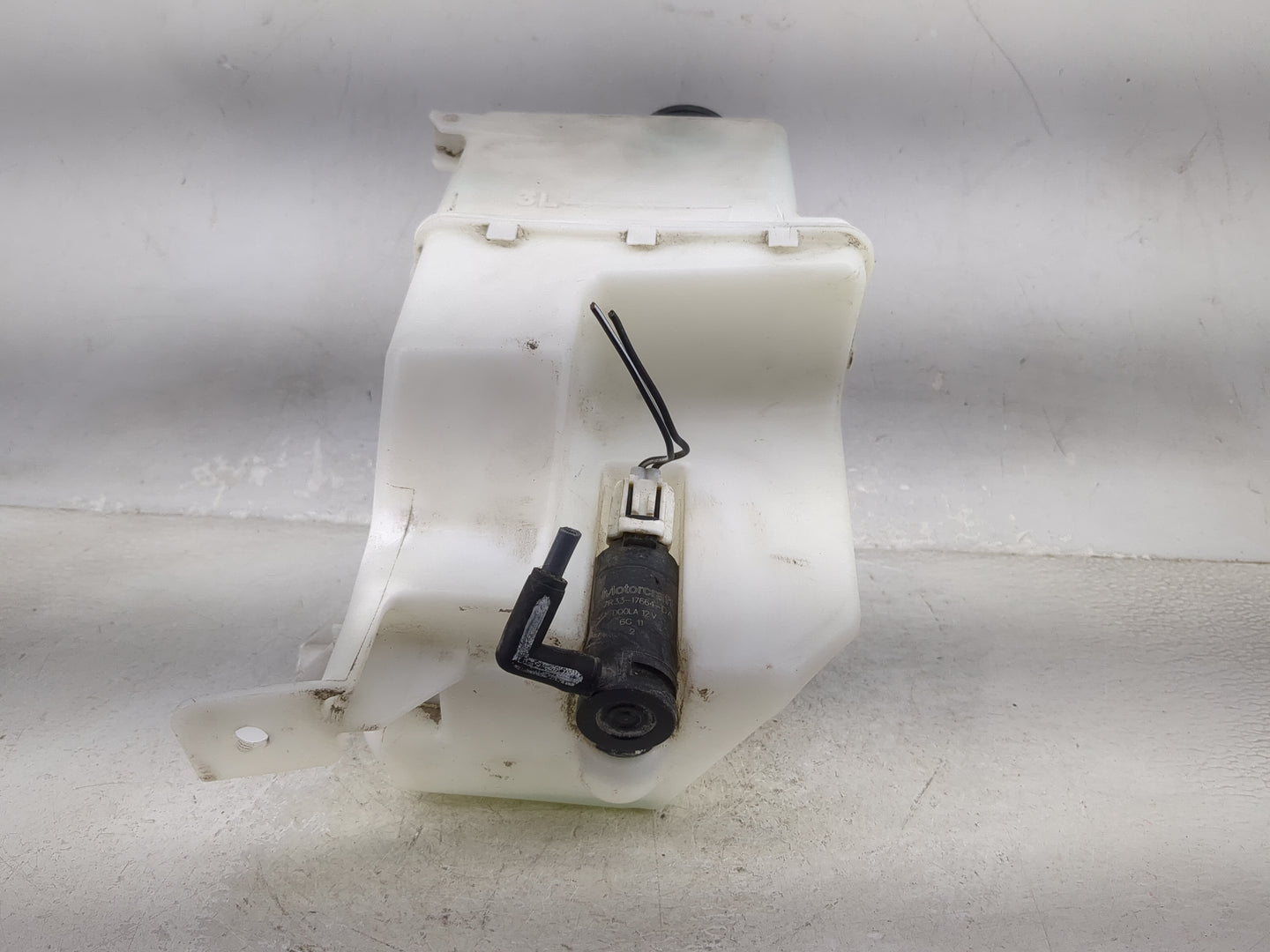 2005-2007 Ford Five Hundred Windshield Washer Fluid Reservoir Bottle Oem - Oemusedautoparts1.com