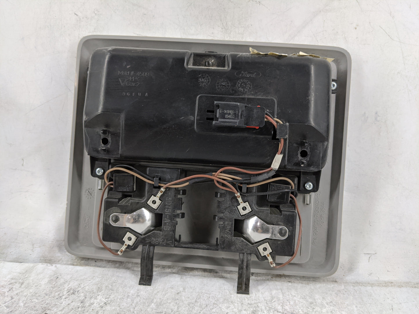 2007 Ford Five Hundred Overhead Roof Console Gray - Oemusedautoparts1.com