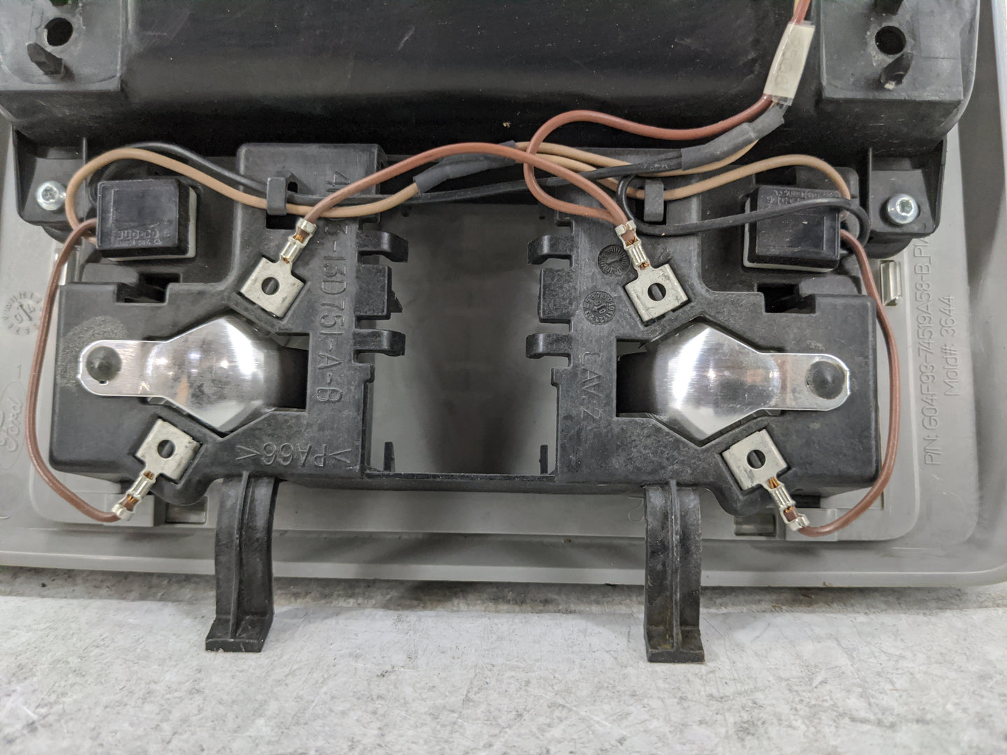 2007 Ford Five Hundred Overhead Roof Console Gray - Oemusedautoparts1.com