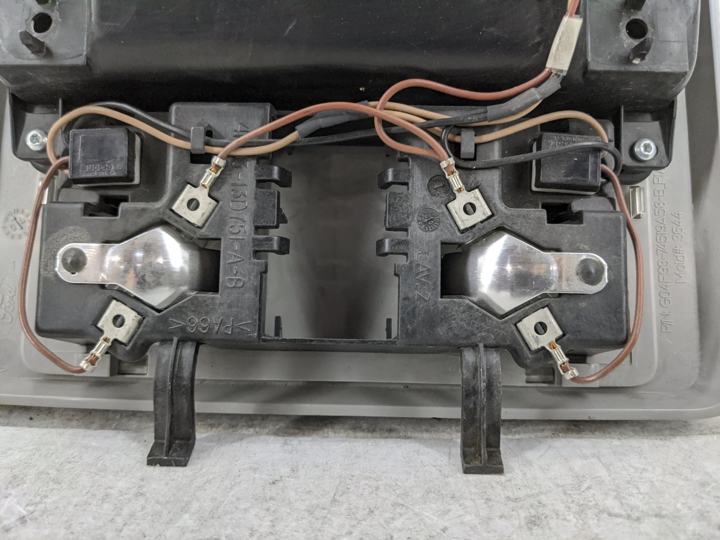 2007 Ford Five Hundred Overhead Roof Console Gray - Oemusedautoparts1.com