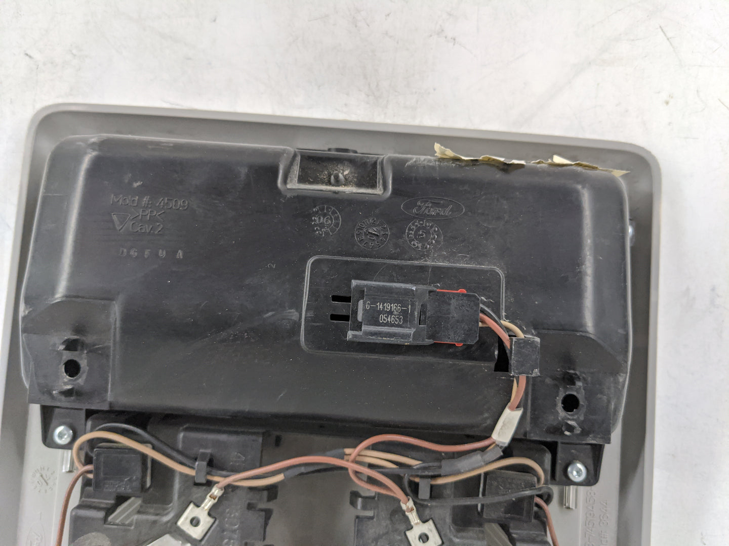 2007 Ford Five Hundred Overhead Roof Console Gray - Oemusedautoparts1.com