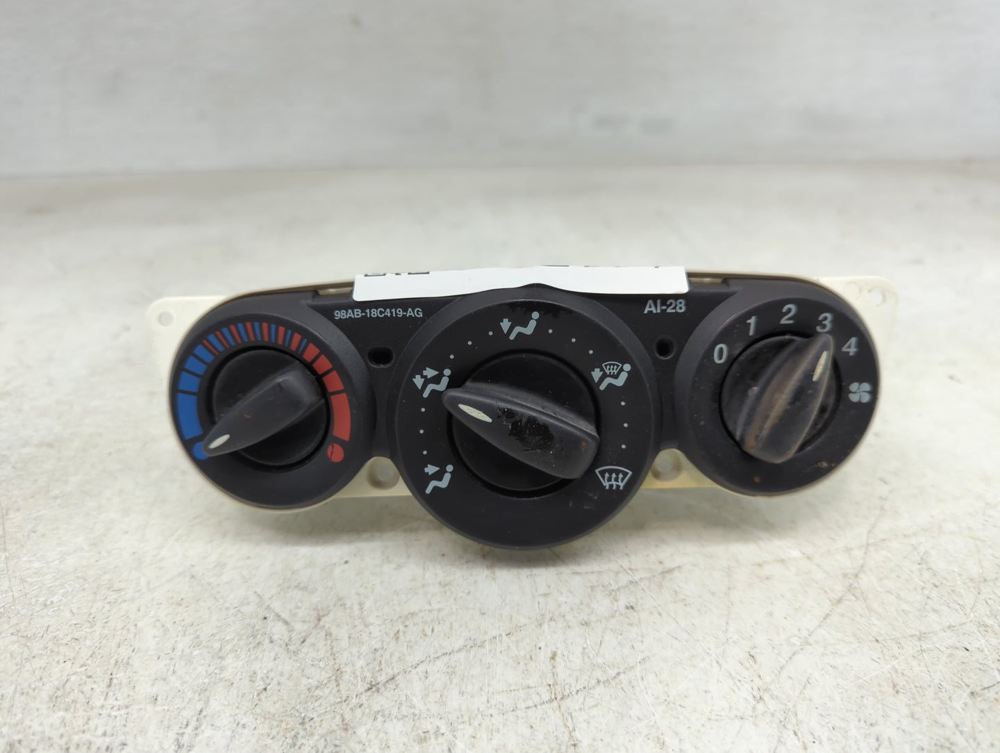 2000-2007 Ford Focus Climate Control Module Temperature AC/Heater Replacement P/N:98AB-18C419-AG Fits OEM Used Auto Parts - 