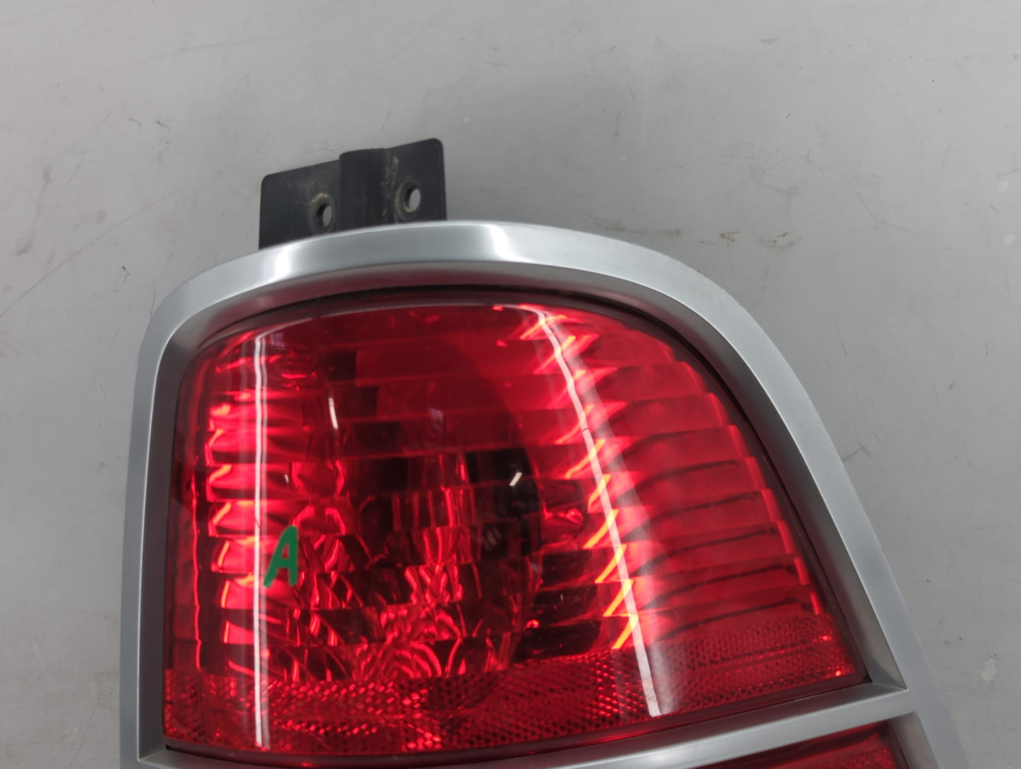 2004-2007 Ford Freestar Tail Light Assembly Passenger Right OEM P/N:5F23-13B504-B 935991-22-SAE Fits Fits 2004 2005 2006 200