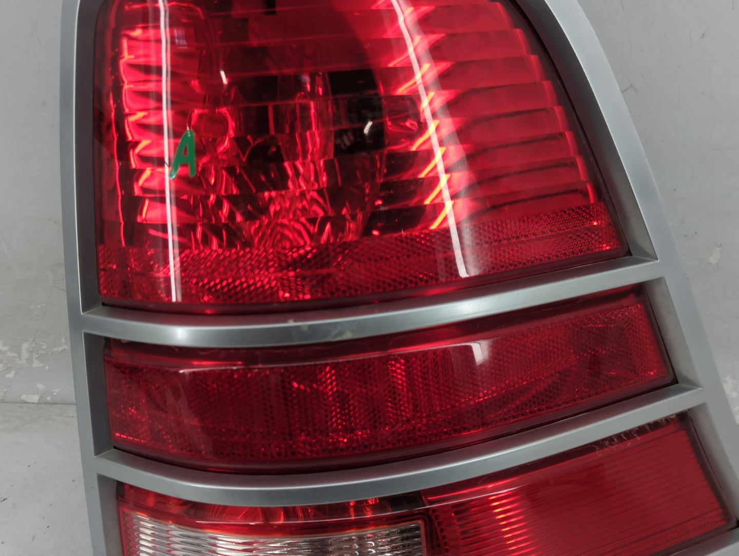 2004-2007 Ford Freestar Tail Light Assembly Passenger Right OEM P/N:5F23-13B504-B 935991-22-SAE Fits Fits 2004 2005 2006 200