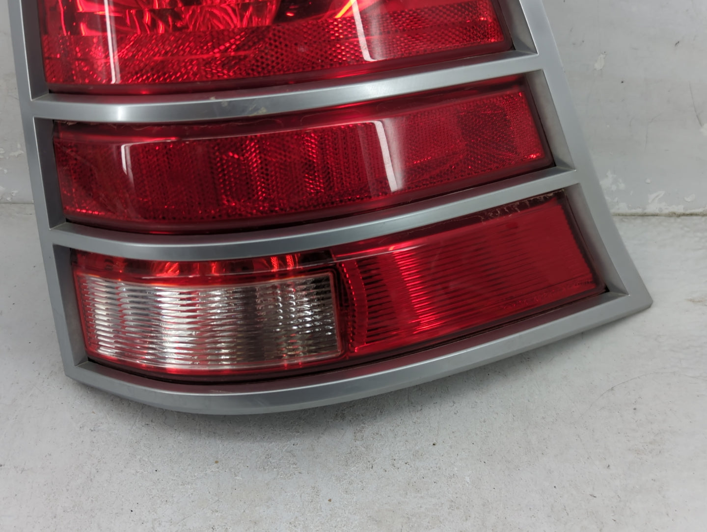 2004-2007 Ford Freestar Tail Light Assembly Passenger Right OEM P/N:5F23-13B504-B 935991-22-SAE Fits Fits 2004 2005 2006 200