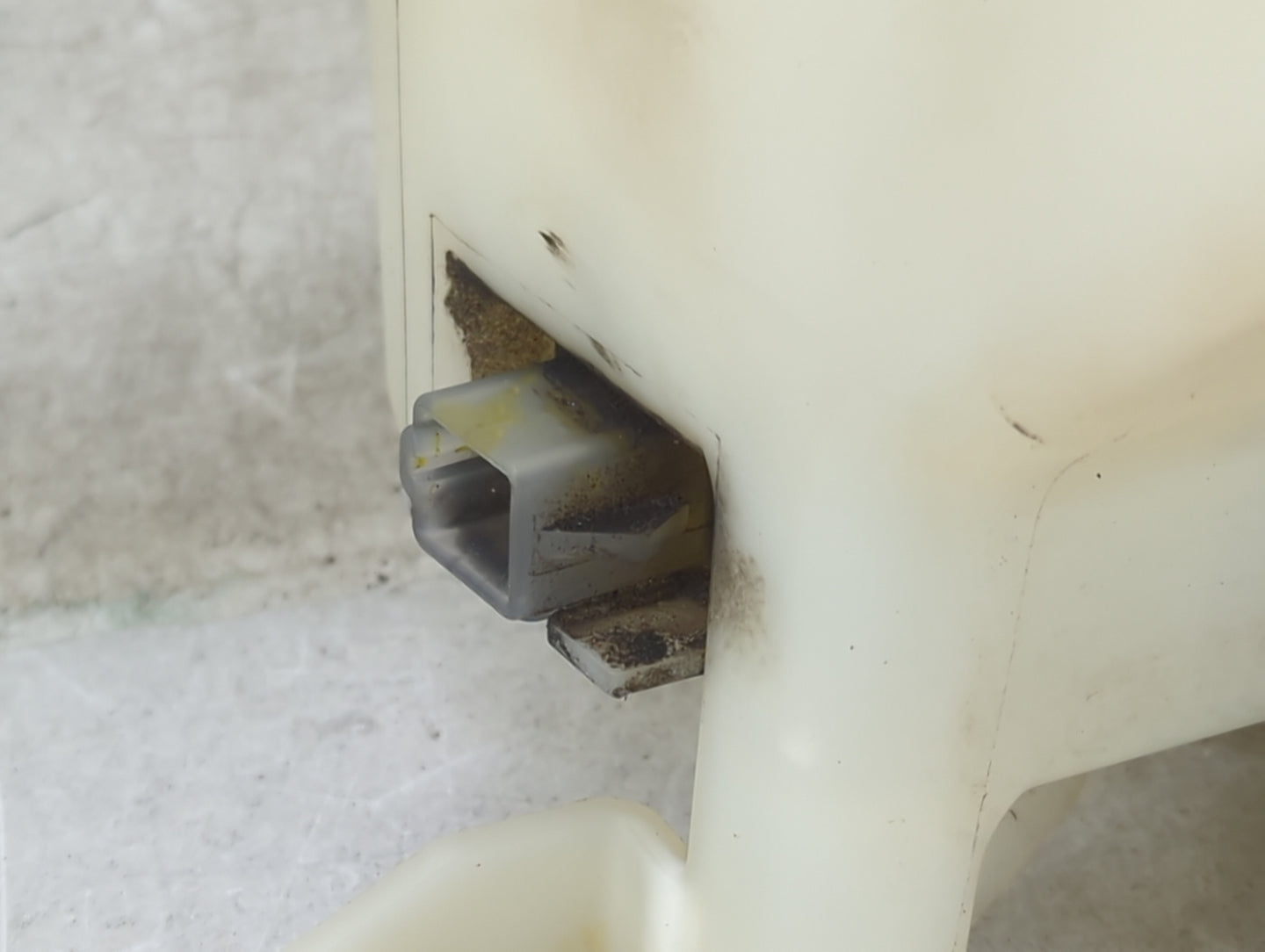 2005-2007 Ford Freestyle Radiator Coolant Overflow Expansion Tank Bottle 1449181 - Oemusedautoparts1.com