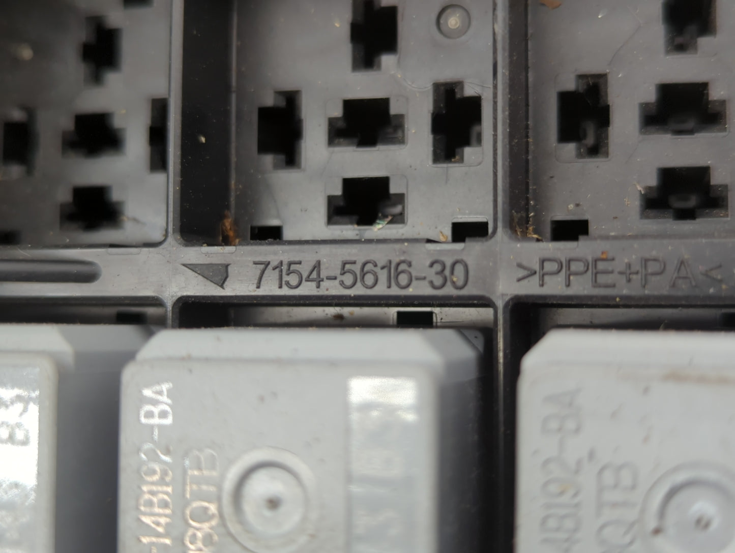 2005-2007 Ford Freestyle Fusebox Fuse Box Panel Relay Module P/N:7154-5616-30 Fits Fits 2005 2006 2007 OEM Used Auto Parts -