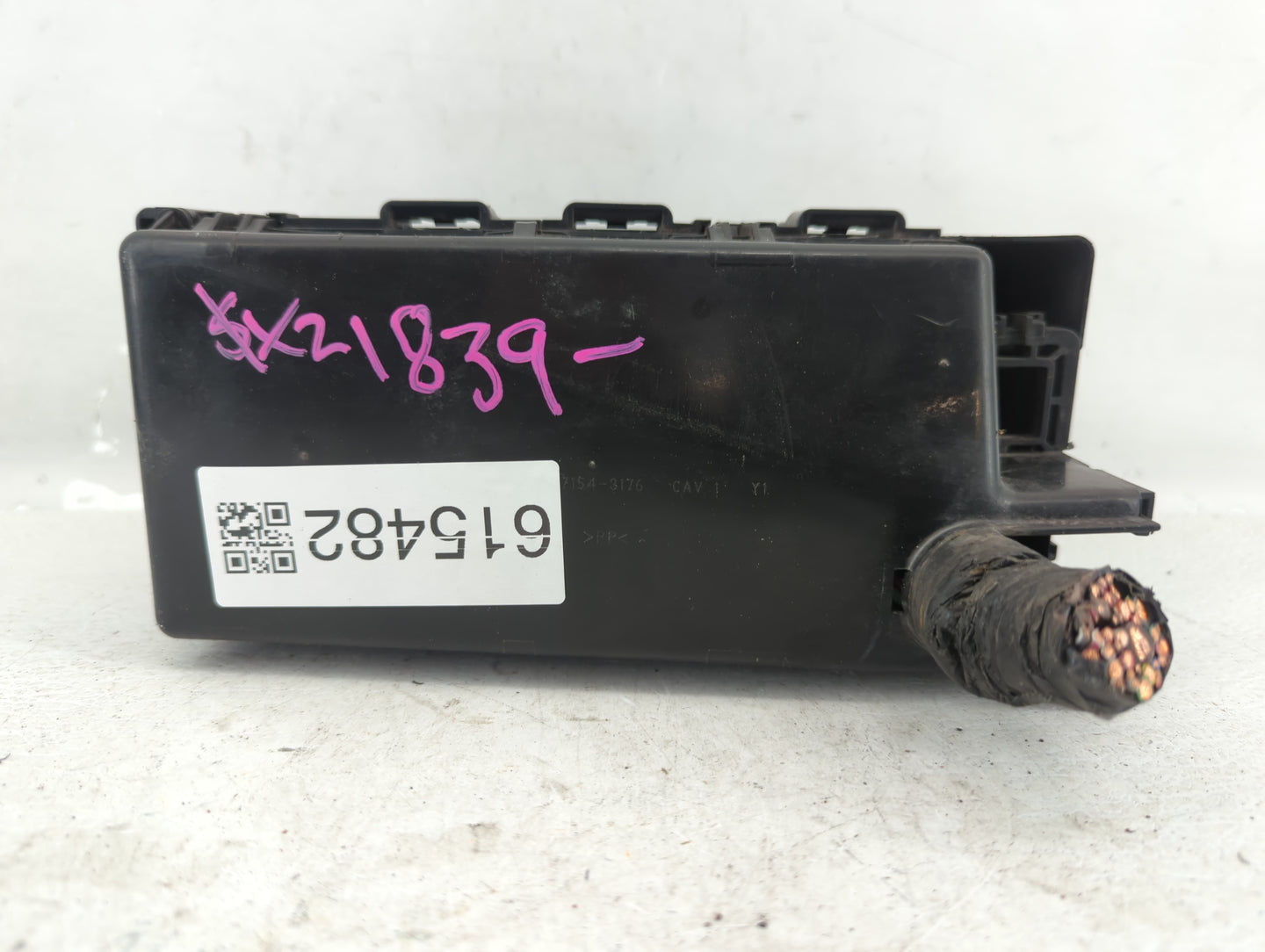 2005-2007 Ford Freestyle Fusebox Fuse Box Panel Relay Module P/N:7154-5616-30 Fits Fits 2005 2006 2007 OEM Used Auto Parts -