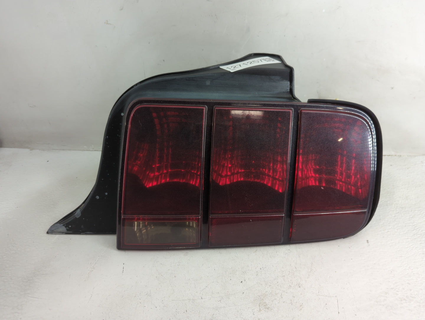 2005-2009 Ford Mustang Tail Light Assembly Passenger Right OEM P/N:6R3Z-13404-AB Fits Fits 2005 2006 2007 2008 2009 OEM Used
