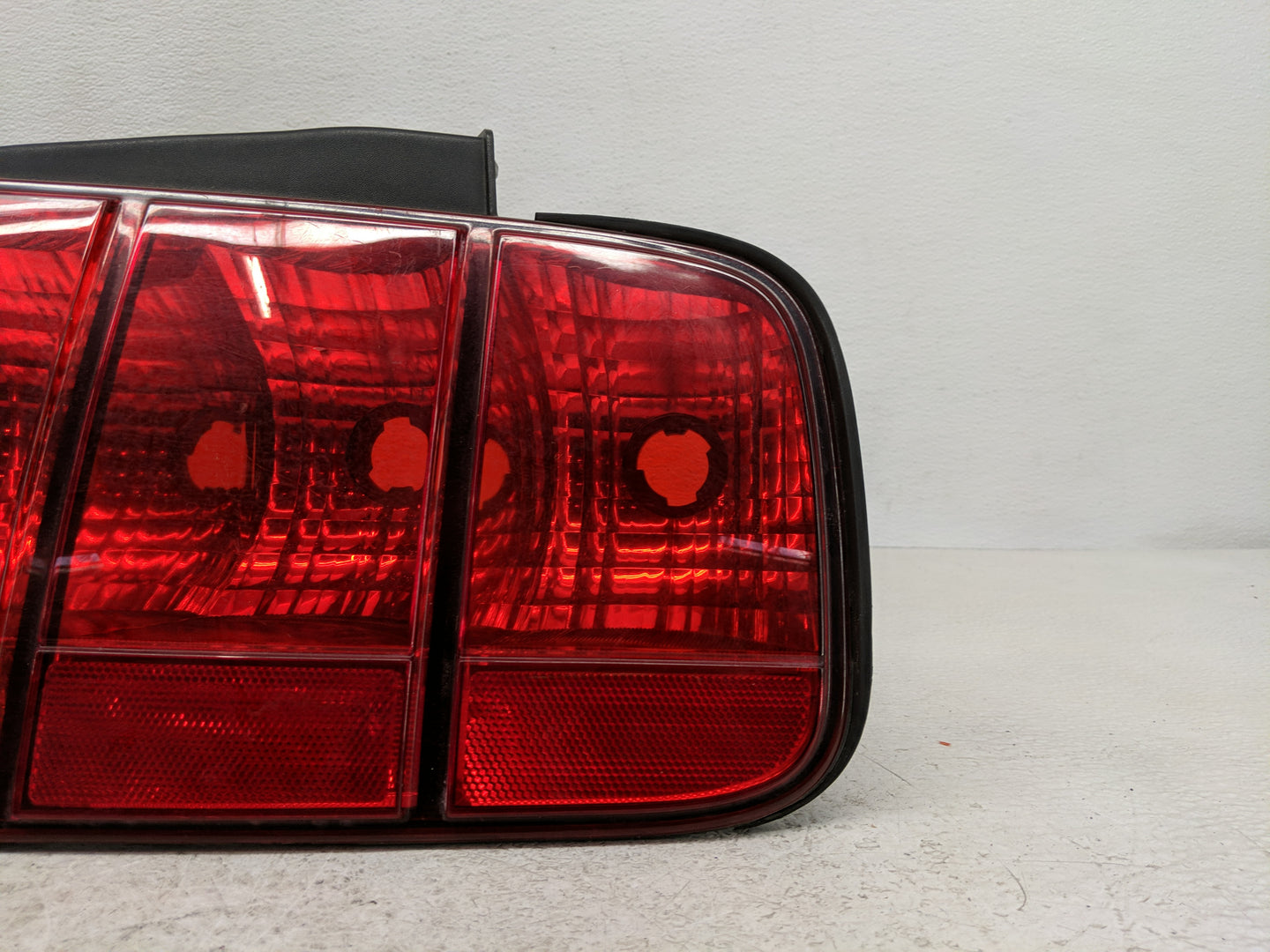2005-2009 Ford Mustang Tail Light Assembly Passenger Right OEM P/N:6R33-13B504-AH Fits Fits 2005 2006 2007 2008 2009 OEM Use