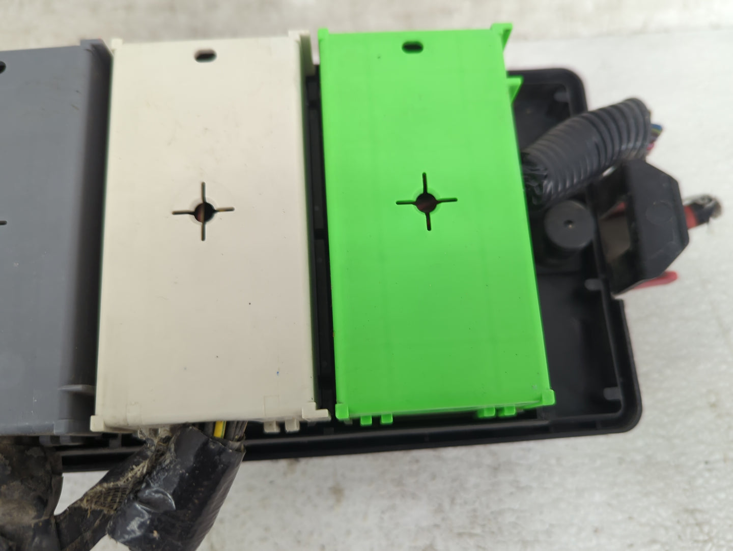 2007-2008 Ford Mustang Fusebox Fuse Box Panel Relay Module Fits Fits 2007 2008 OEM Used Auto Parts - Oemusedautoparts1.com