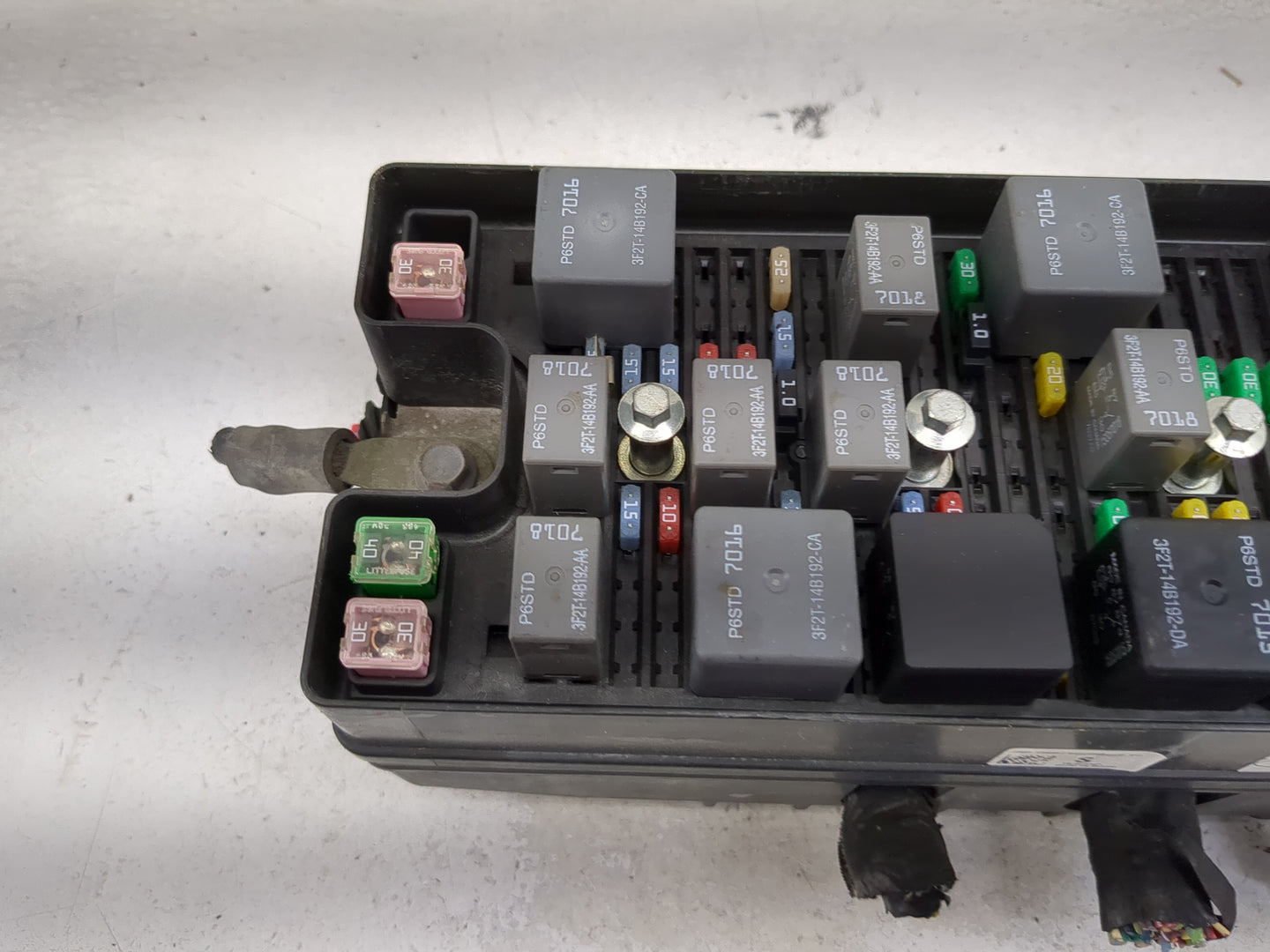 2007-2008 Ford Mustang Fusebox Fuse Box Panel Relay Module P/N:7R3T-14K001-BAA 13664032_01 Fits Fits 2007 2008 OEM Used Auto