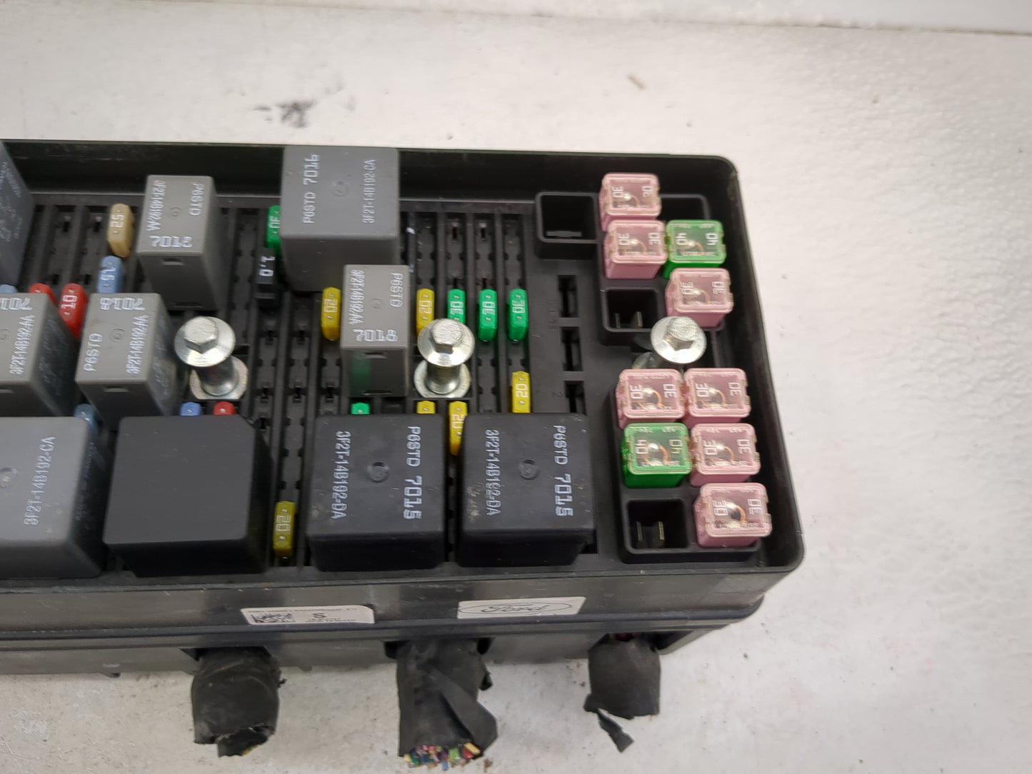 2007-2008 Ford Mustang Fusebox Fuse Box Panel Relay Module P/N:7R3T-14K001-BAA 13664032_01 Fits Fits 2007 2008 OEM Used Auto